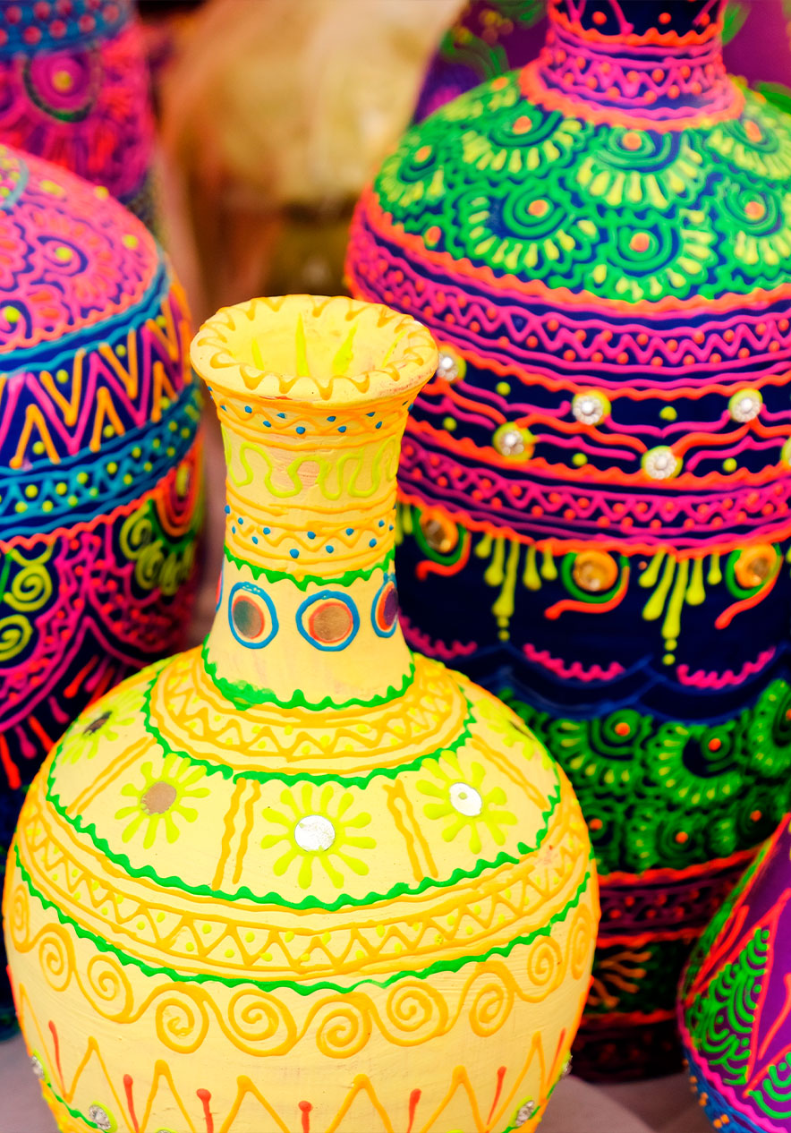 Vasos artesanais coloridos em mercado de Buenos Aires próximo ao Pestana Buenos Aires, Hotel em Buenos Aires