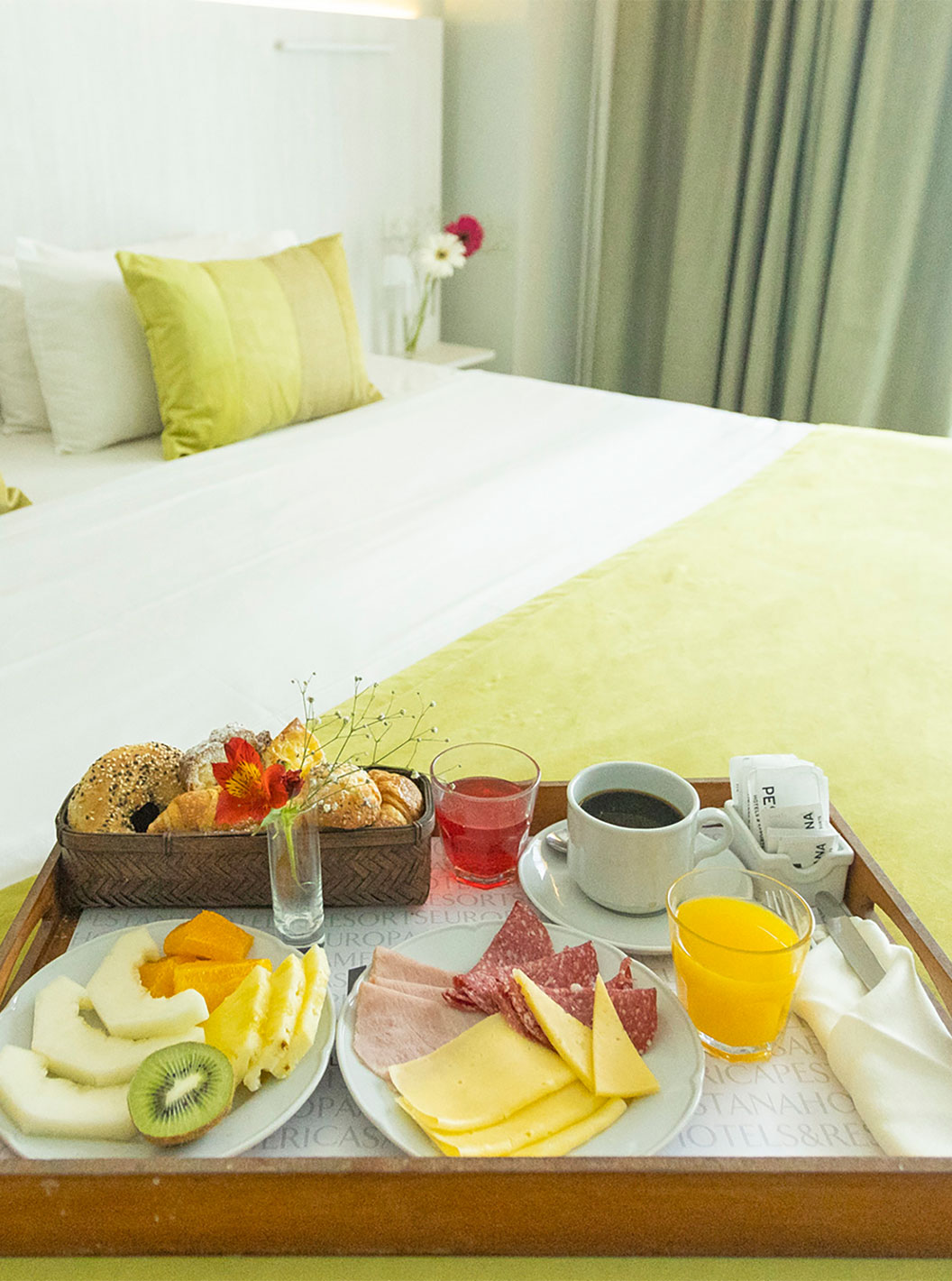 O quarto Queen Executive do Pestana Buenos Aires conta com um cama de casal e a possibilidade de ter pequeno-almoço