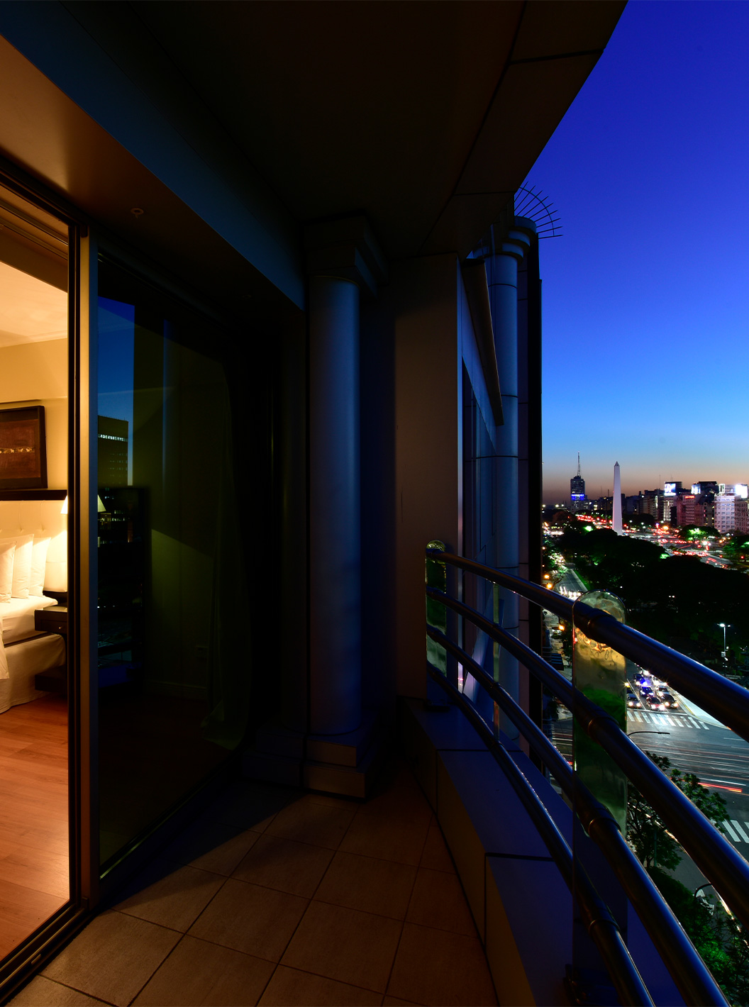 O quarto Queen Suite do Pestana Buenos Aires conta com uma varanda com vista panorâmica para o centro de Buenos Aires