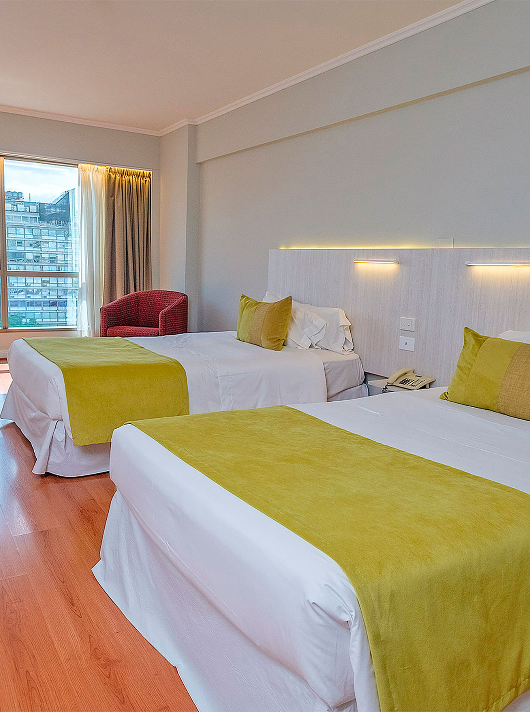 O quarto Twin Executive do Pestana Buenos Aires conta com duas camas individuais, mesa de cabeceira, e uma cadeira