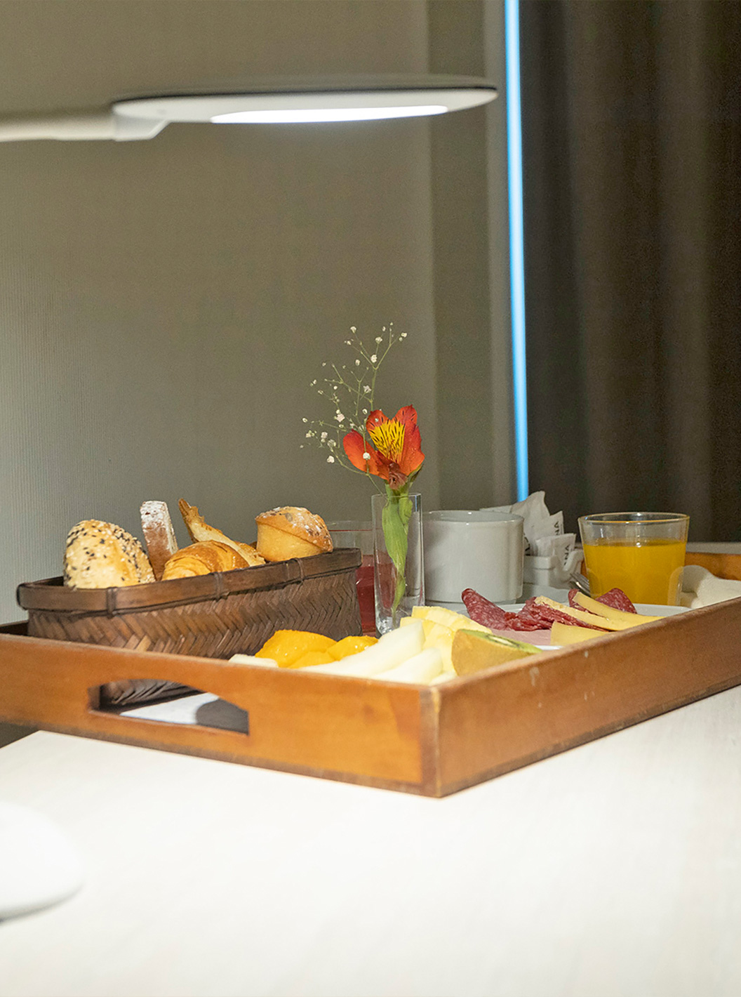 O quarto Twin superior do Pestana Buenos Aires conta com uma secretária com candeeiro e possibilidade de pequeno-almoço