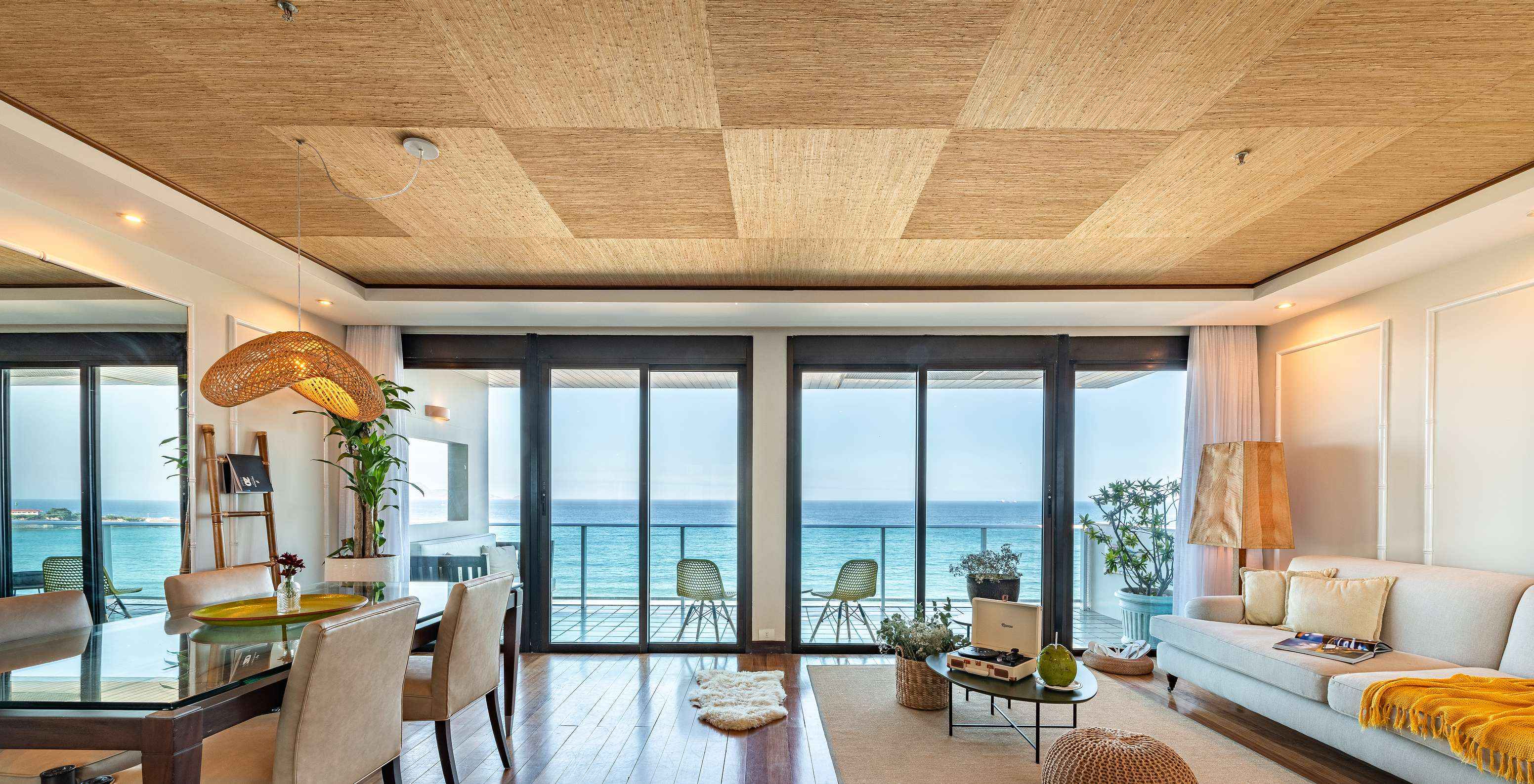 A Suite Presidencial do Pestana Rio Atlântica tem uma sala com duas janelas grandes e varanda com vista para o mar