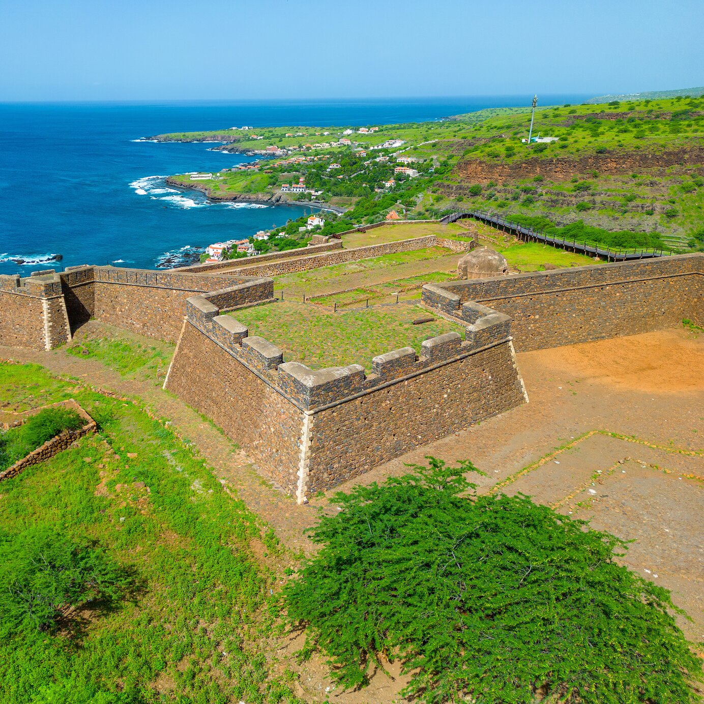 Cidade Velha, Cabo Verde Fique num hotel Pestana e percorra as ruas da Cidade Velha, caracterizada pelos edifícios históricos e ruas de pedra
