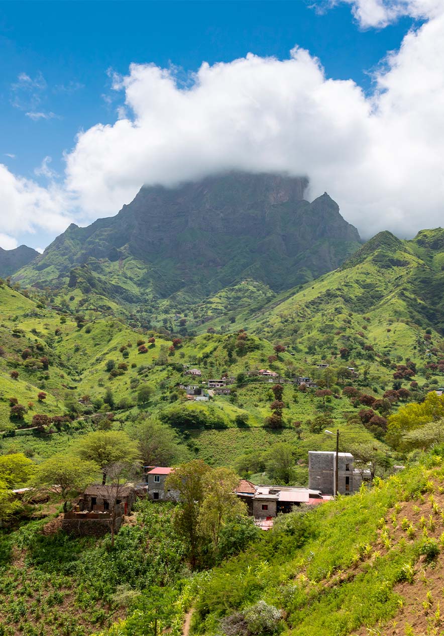 Montanhas verdes na Praia perto do Pestana Tropico, Hotel 4 Estrelas em Cabo Verde, sob nuvens baixas