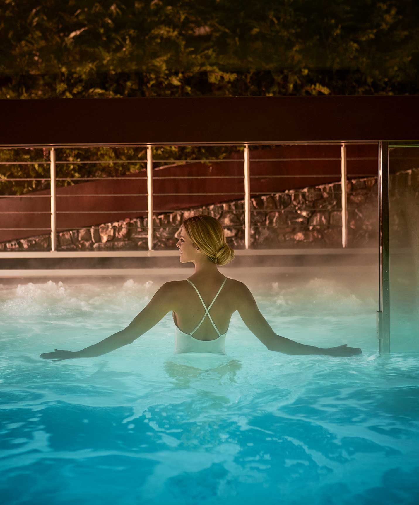 Le Massif Courmayeur, Hotel nos Alpes Italianos com piscina aquecida ao ar livre em ambiente noturno