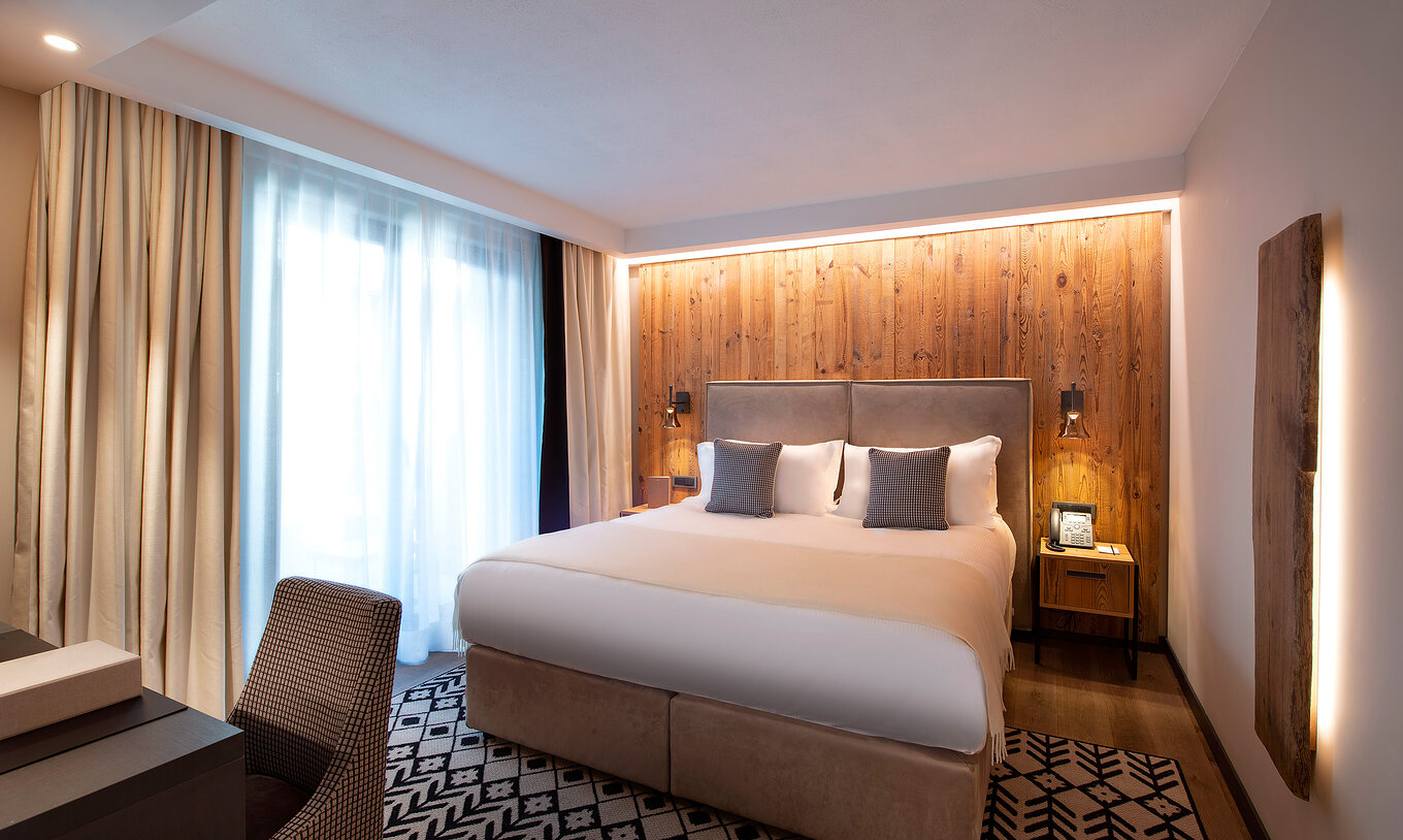 Deluxe Vista Mont Blanc no Le Massif Courmayeur, com cama de casal, parede de madeira e ampla janela