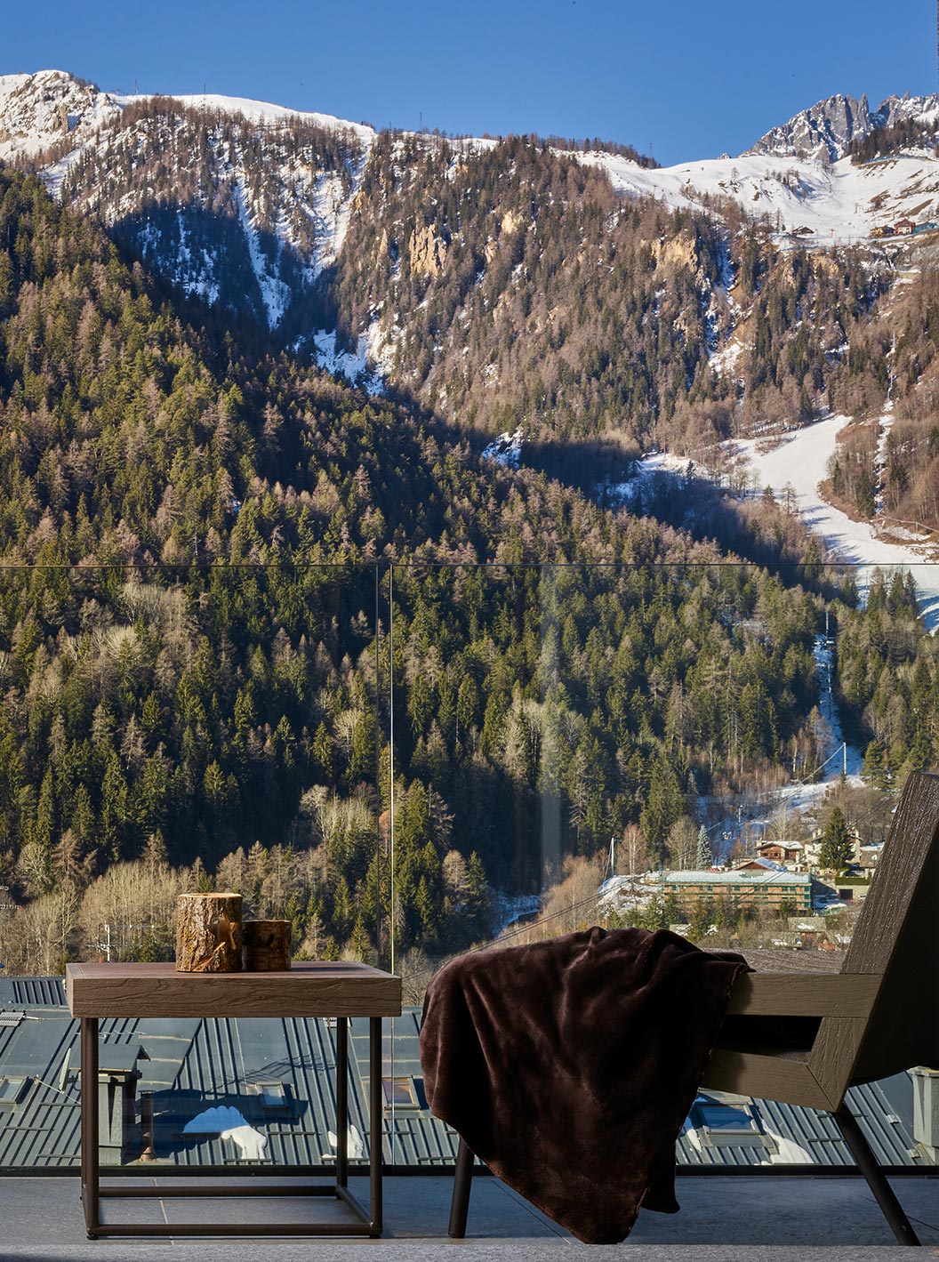 Deluxe Vista Mont Blanc no Le Massif Courmayeur com varanda, manta escura e vista para floresta nevada
