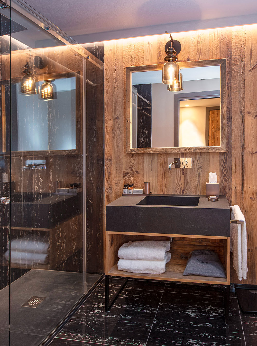 Junior Suite Vista Mont Blanc no Le Massif Courmayeur com banheiro em madeira, box de vidro e roupões