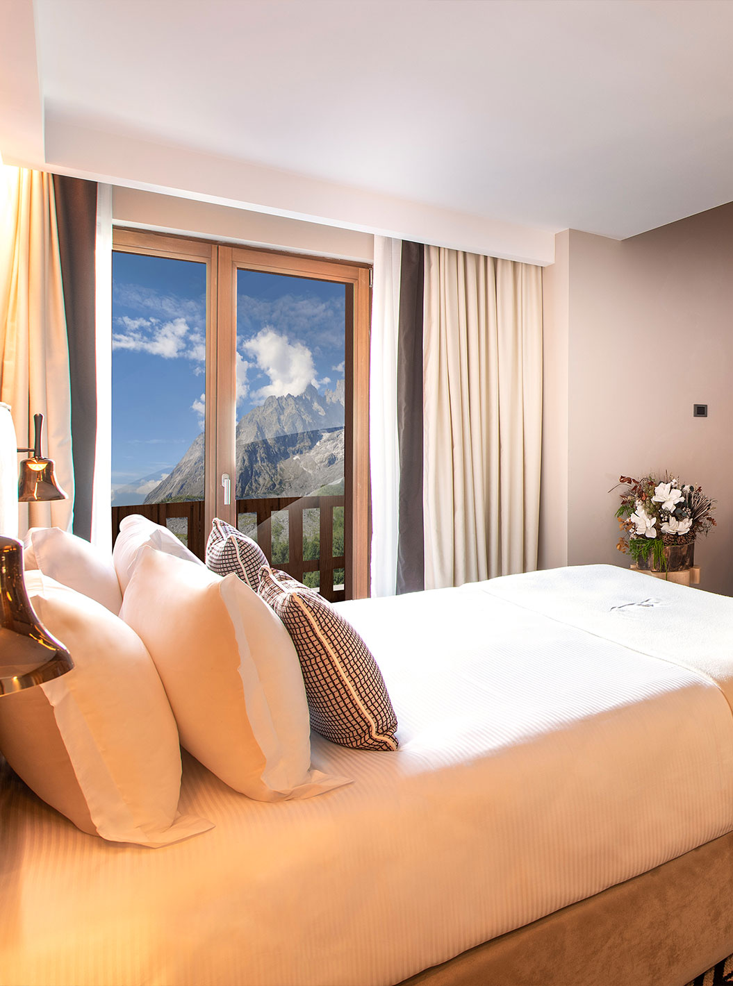 Junior Suite Vista Mont Blanc no Le Massif Courmayeur, quarto com cama ampla e varanda com vista das montanhas