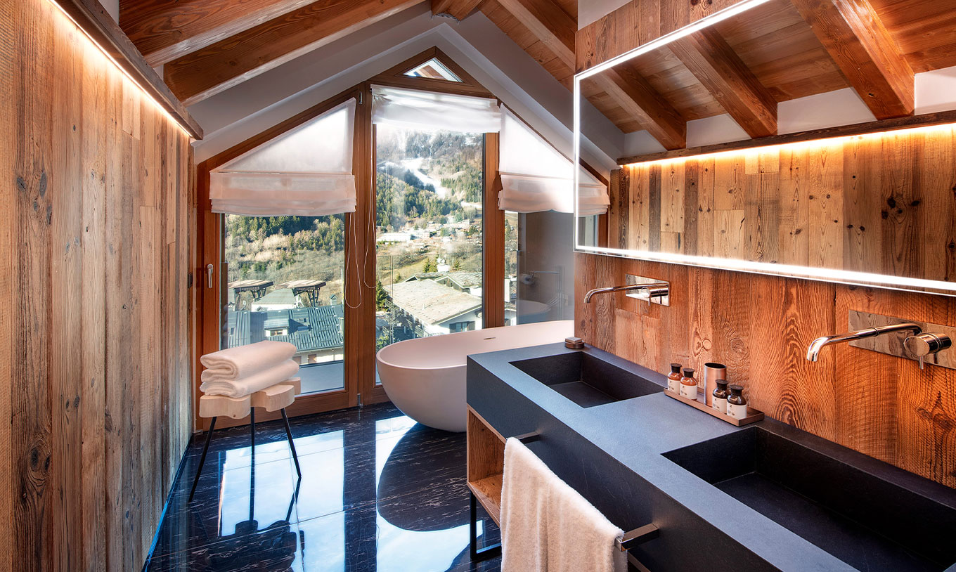 Suite Le Massif Vista Mont Blanc no Le Massif Courmayeur, banheiro com banheira e vista para montanhas