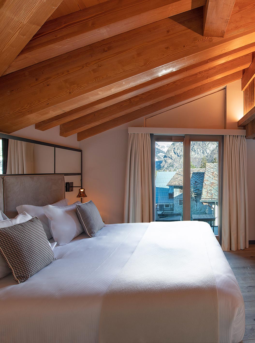 Suíte Le Massif no Le Massif Courmayeur, quarto com teto de madeira, cama ampla e vista para montanhas
