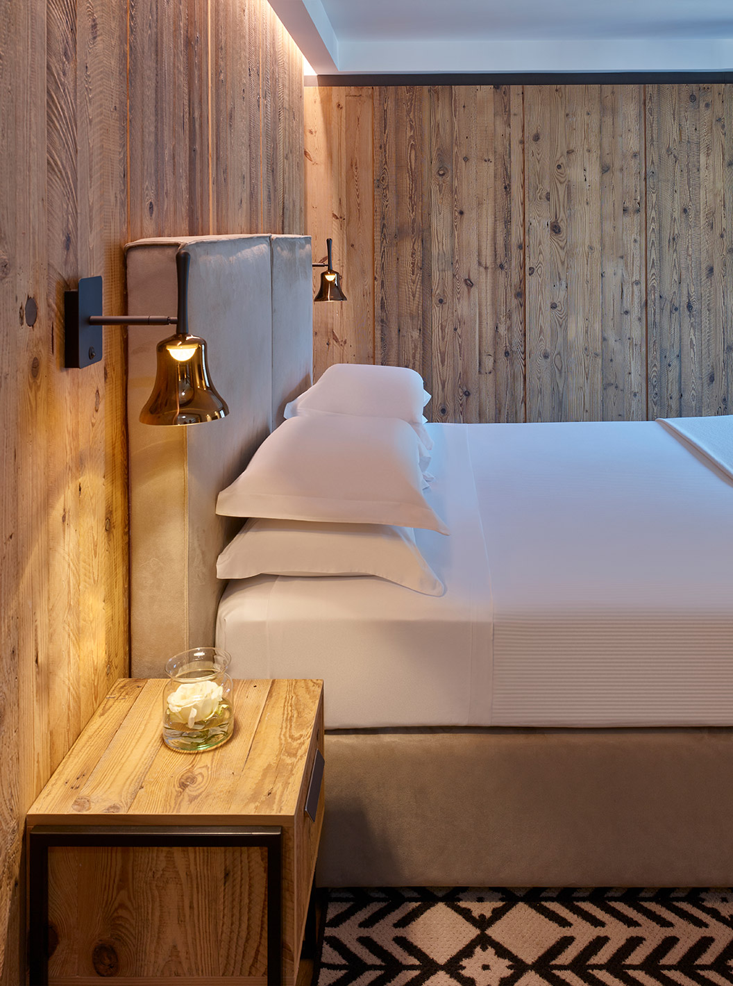 Suite Vista Mont Blanc no Le Massif Courmayeur, quarto com cama branca, paredes de madeira e janela ampla