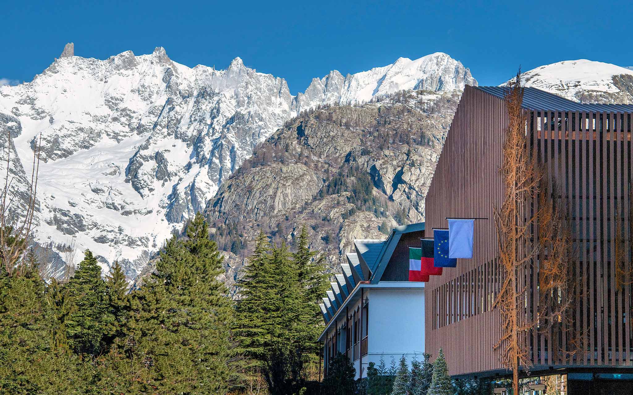 Le Massif Courmayeur, Hotel nos Alpes Italianos, com vista para montanhas nevadas e fachada moderna