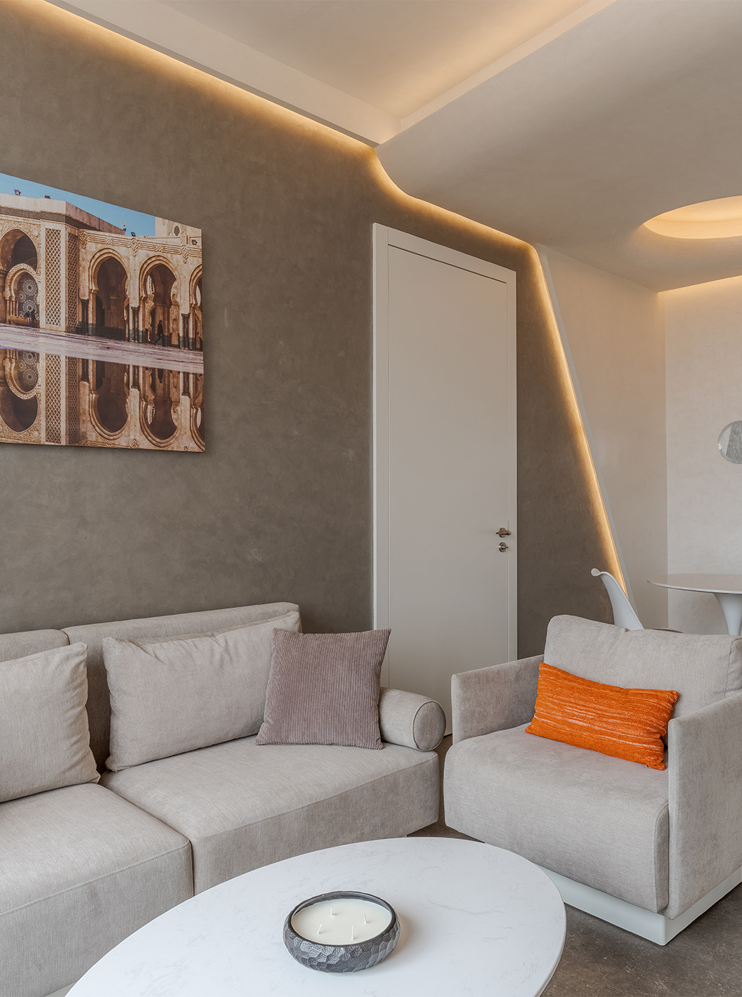 A CR7 Suite do Pestana CR7 Marrakech tem uma sala de estar com dois sofás, um quadro e uma mesa para refeições