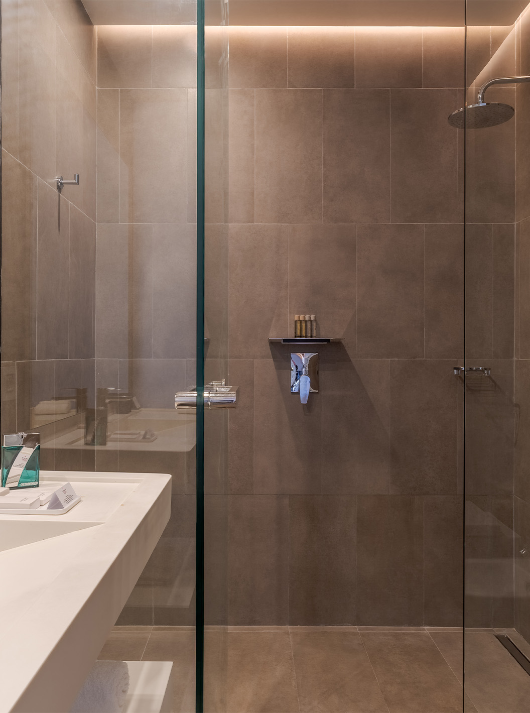 O CR7 Superior Avenue do Pestana CR7 Marrakech tem uma casa de banho com walk-in shower e lavatório com um espelho grande