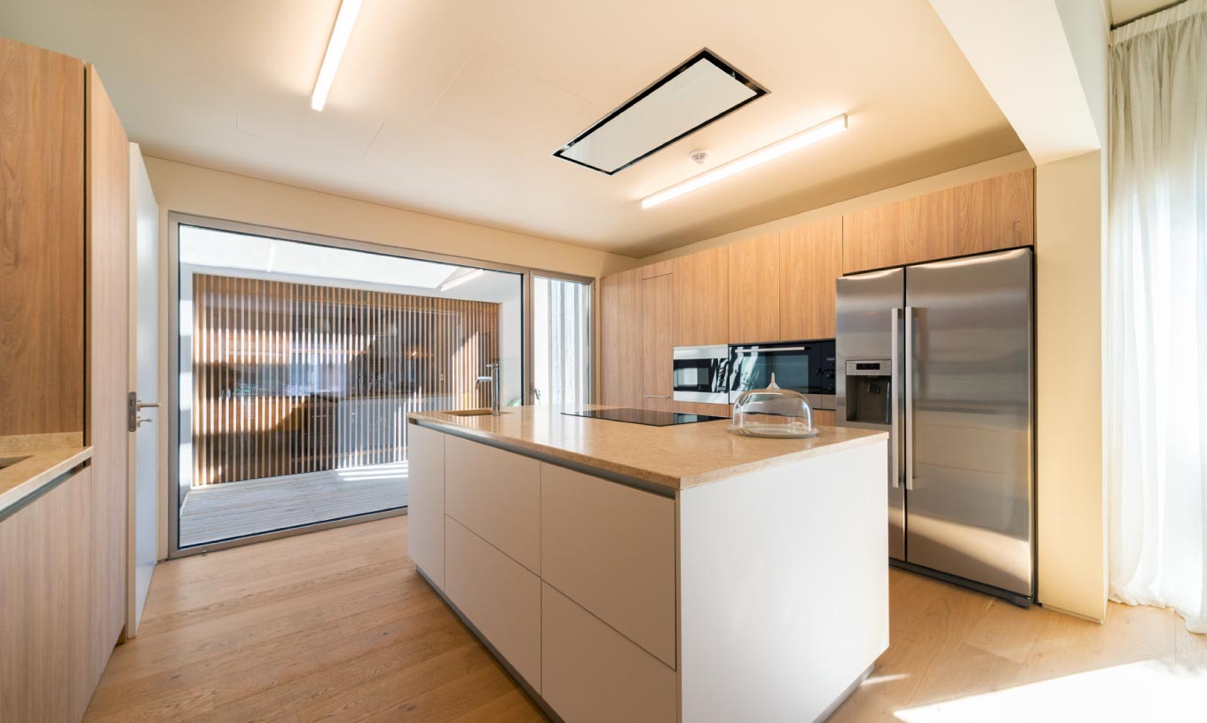 A Villa exclusiva com piscina do Pestana Tróia Eco Resort tem uma cozinha equipada, armários de madeira e ilha central