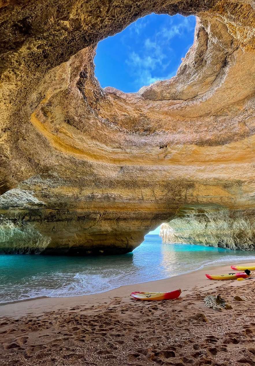 Passeio de barco nas grutas de Benagil perto do Pestana Valley com água azul e Villas no Algarve, com Piscina