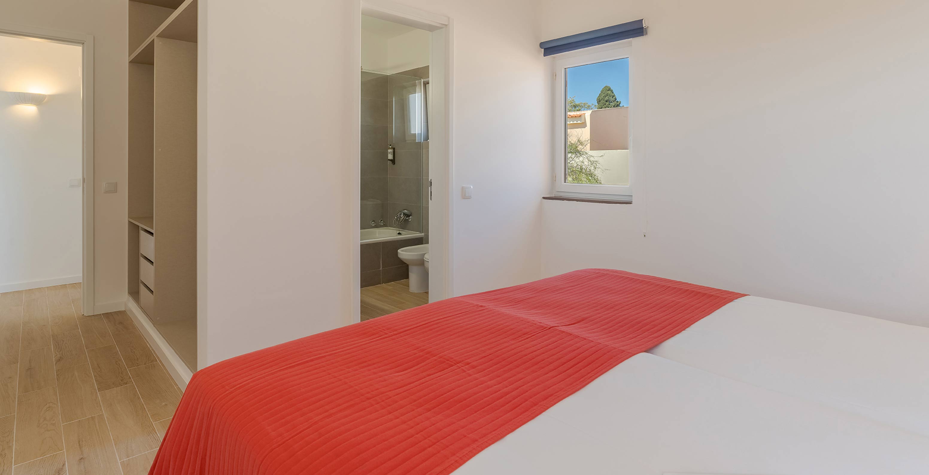A Villa 2 Quartos Premium Vista Jardim do Pestana Alvor Beach Villas tem um quarto com casa de banho e cama de casal