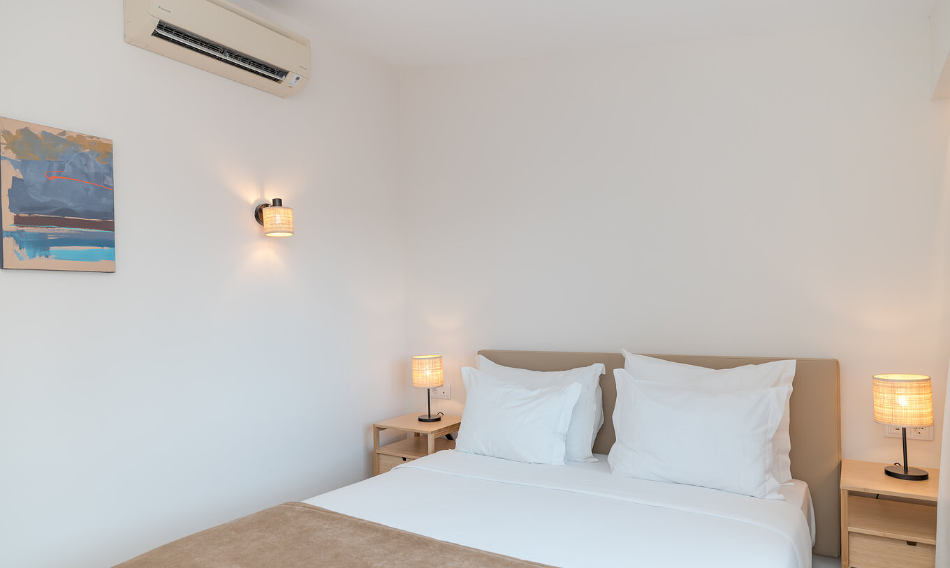 A Villa 2 Quartos Vista Jardim do Pestana Alvor Beach Villas tem um quarto com cama de casal, um quadro e ar condicionado