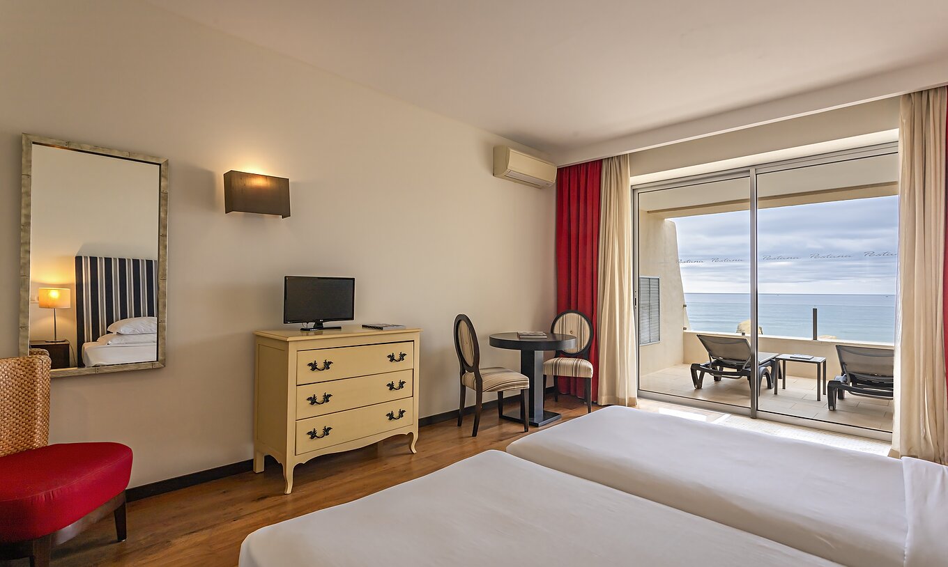 A Cliff Studio do Pestana Alvor Praia tem um quarto de casal com uma cómoda, uma televisão e uma varanda com vista para o mar