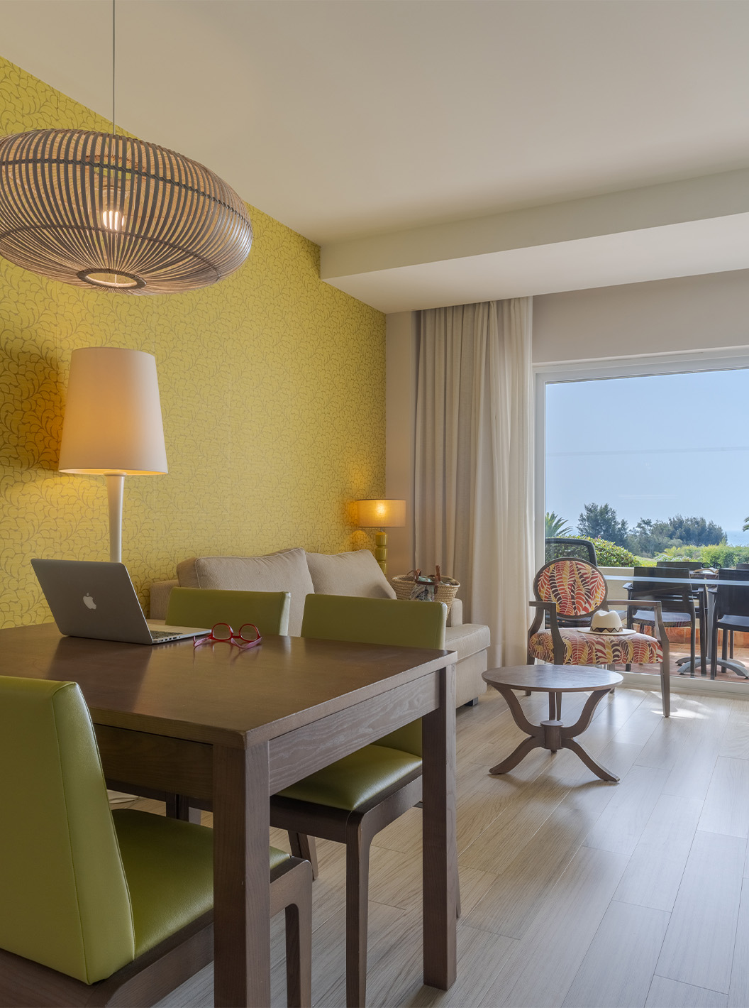 A Suite T1 Duplex Vista Mar do Pestana Alvor Praia tem sala com mesa de jantar e cadeiras, sofá, mesa de centro e varanda 