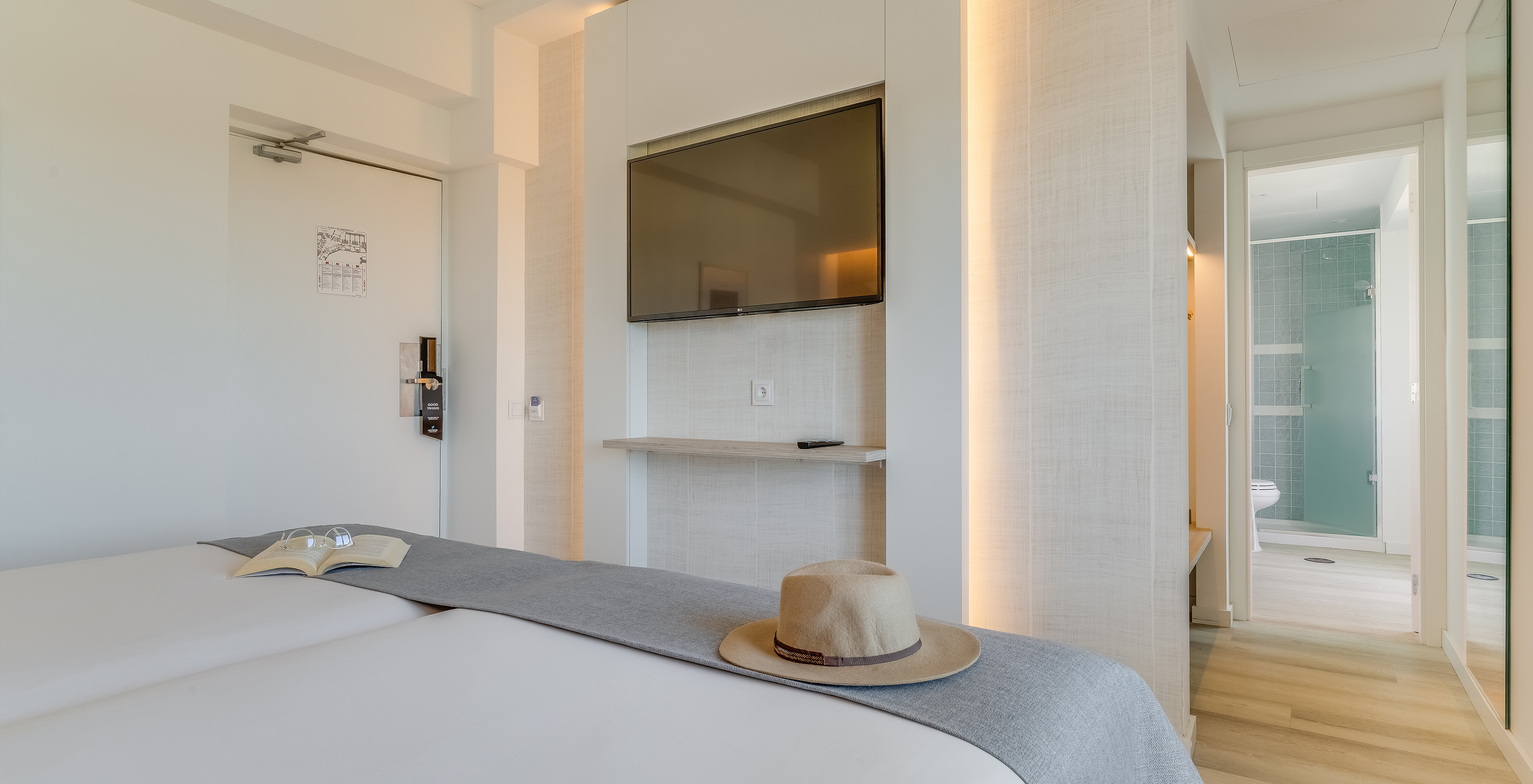 O Quarto Clássico Vista Jardim do Pestana Blue Alvor Beach tem duas camas individuais e uma televisão em frente à cama