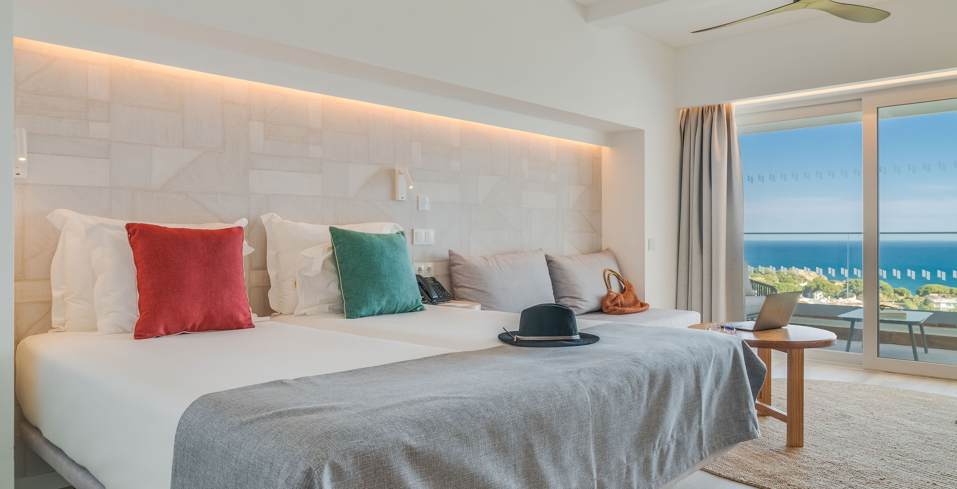 O Quarto Clássico Vista Mar do Pestana Blue Alvor Beach tem duas camas individuais com lençóis brancos e um sofá