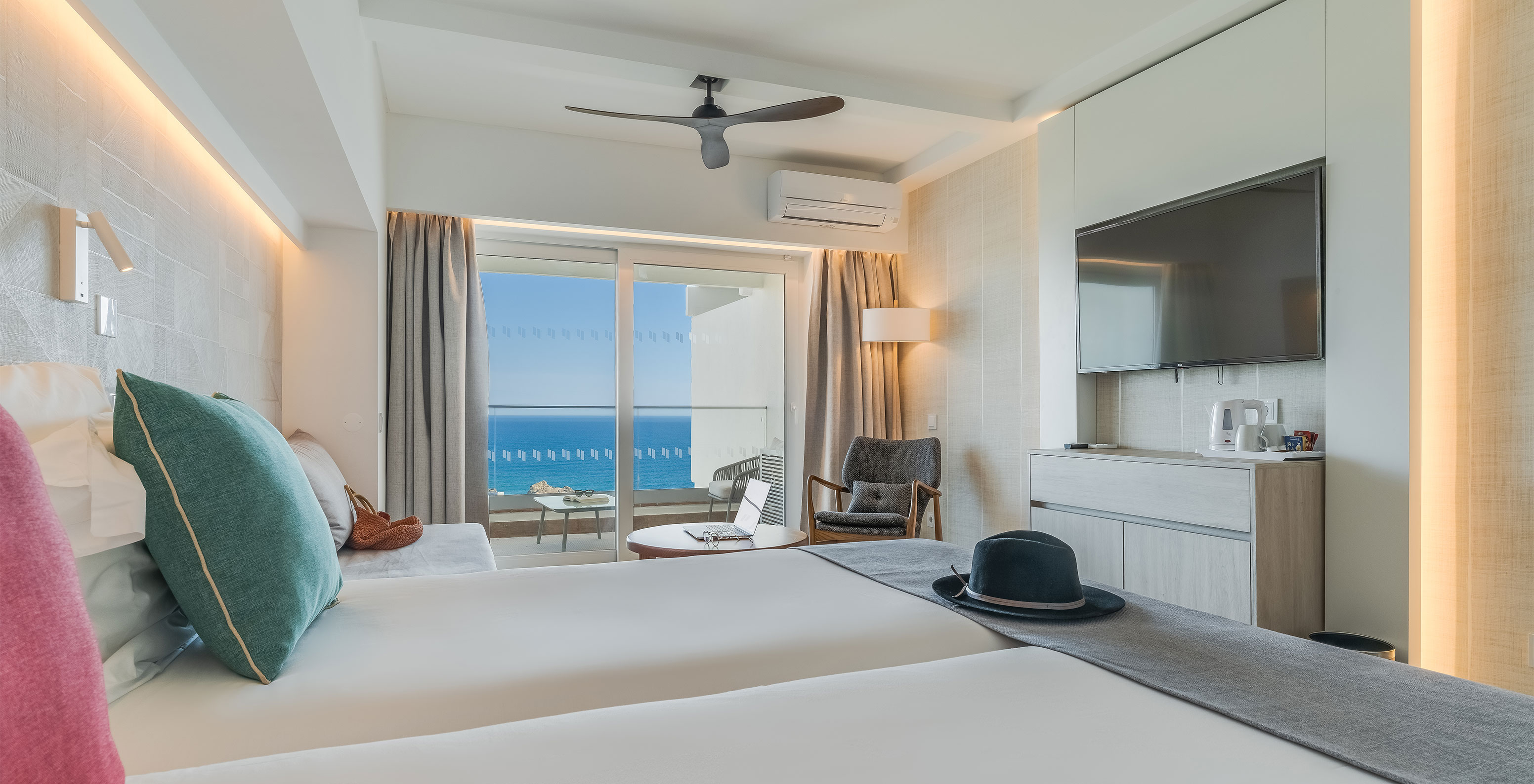 O Quarto Clássico Vista Mar do Pestana Blue Alvor Beach tem duas camas, uma televisão ao fundo da cama e ar condicionado