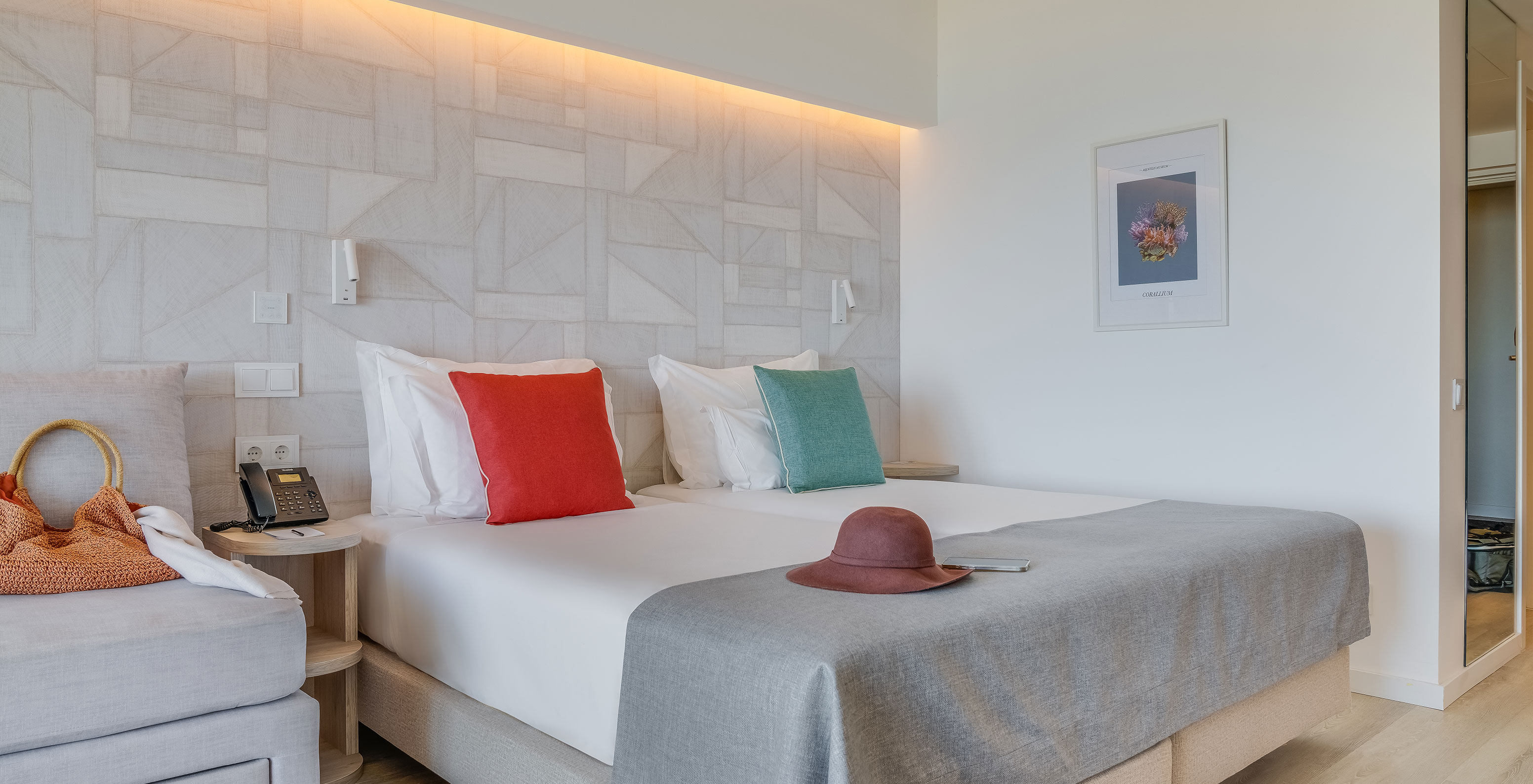 O Quarto Familiar do Pestana Blue Alvor Beach tem duas camas individuais, um quadro e um espelho grande na parede