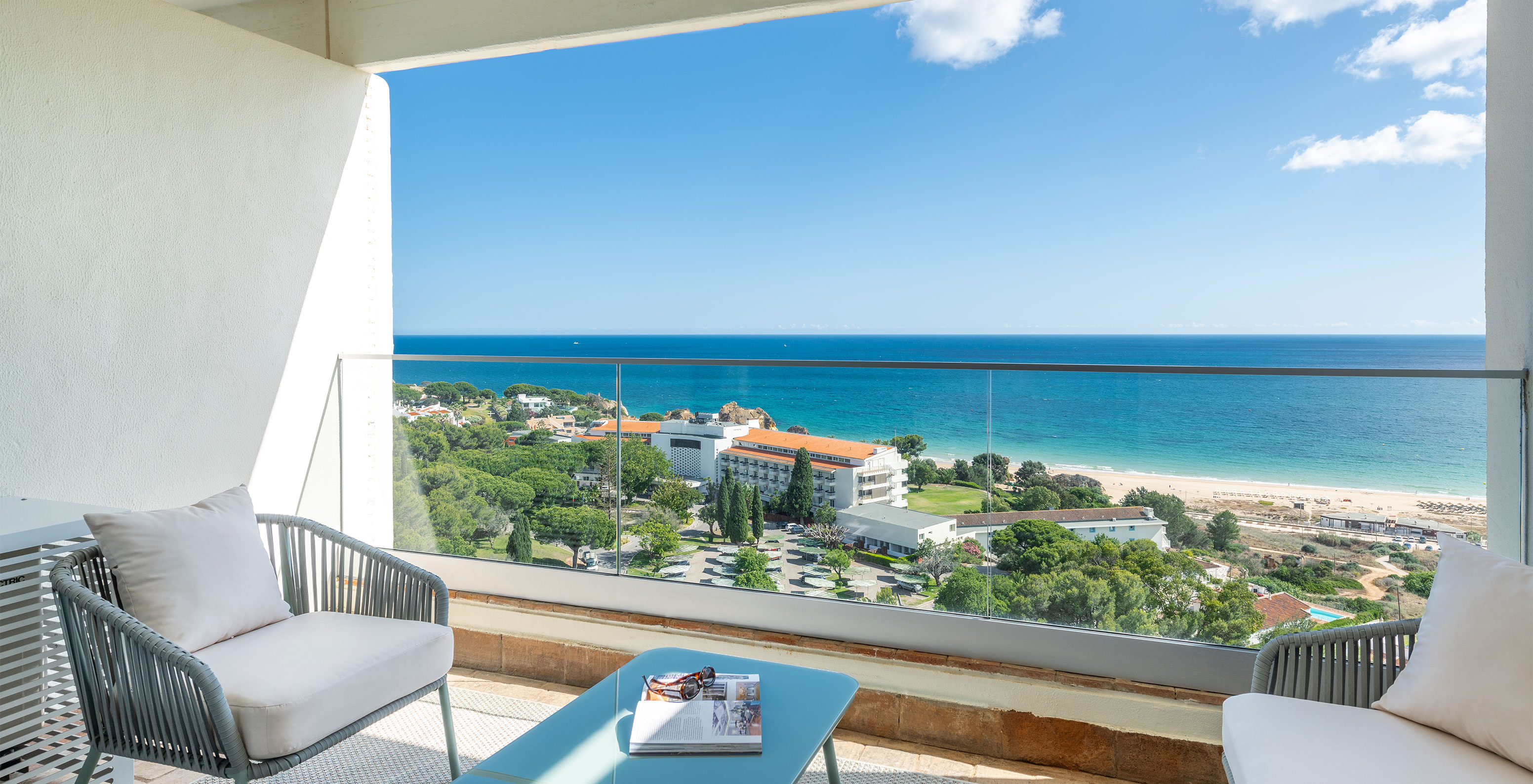 O Quarto Familiar Superior Vista Mar do Pestana Blue Alvor Beach tem uma varanda com mesa e duas cadeiras, e vista para o mar