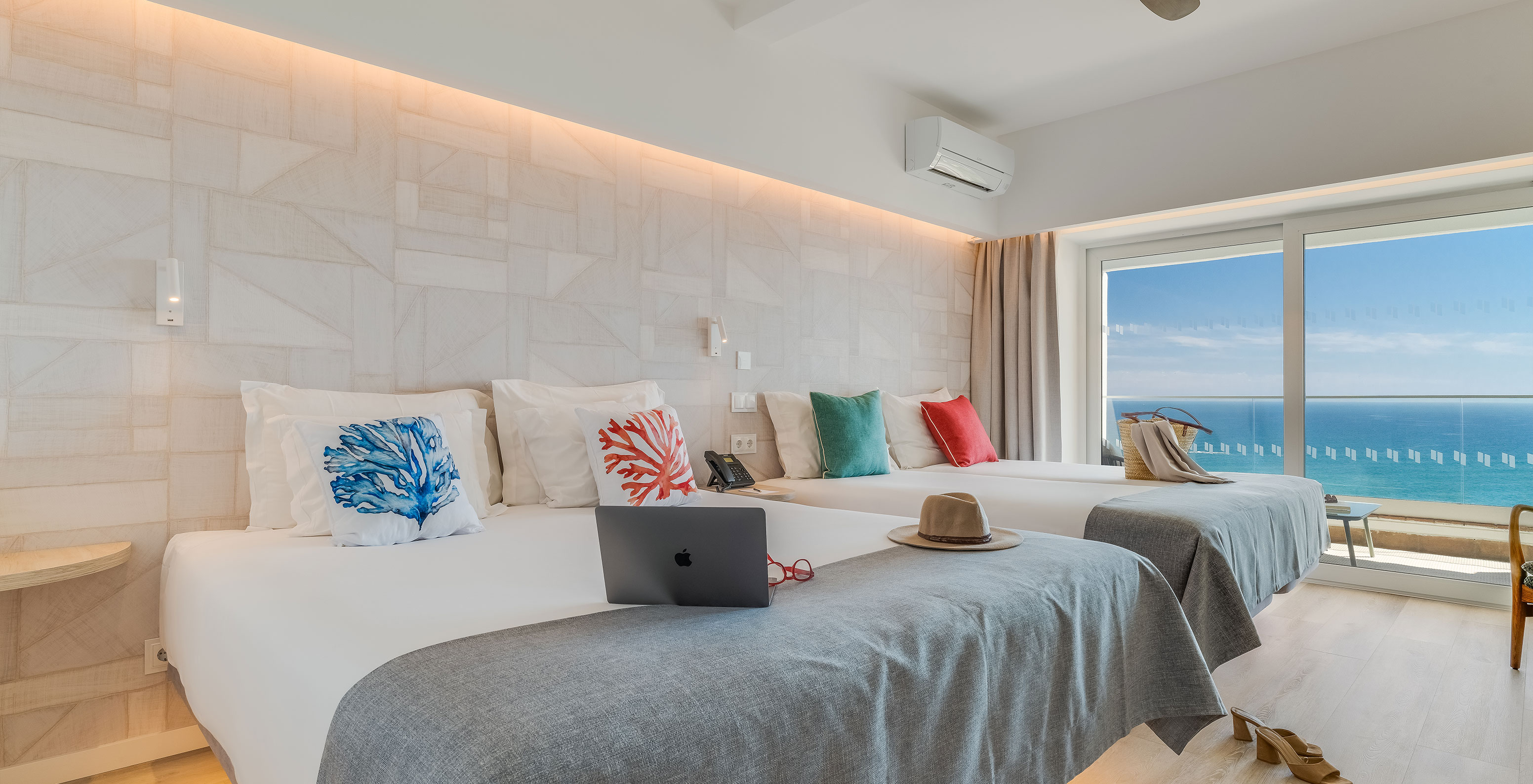 O Quarto Familiar Superior Vista Mar do Pestana Blue Alvor Beach tem duas camas de casal, ar condicionado e varanda com vista