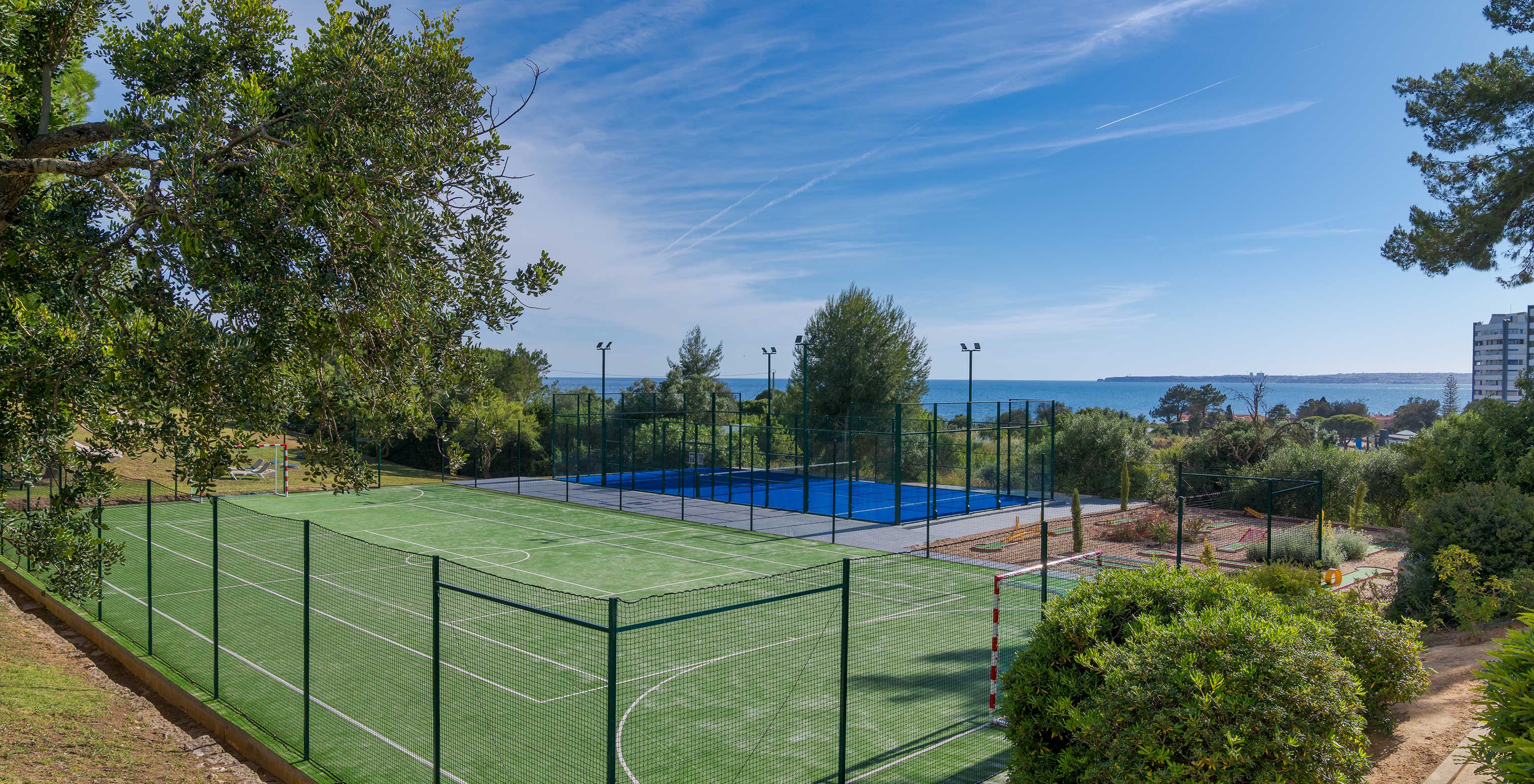 O Pestana Blue Alvor Beach é um hotel 5 estrelas com piscina e tem disponível um Campo de Padel e um Campo Multiusos