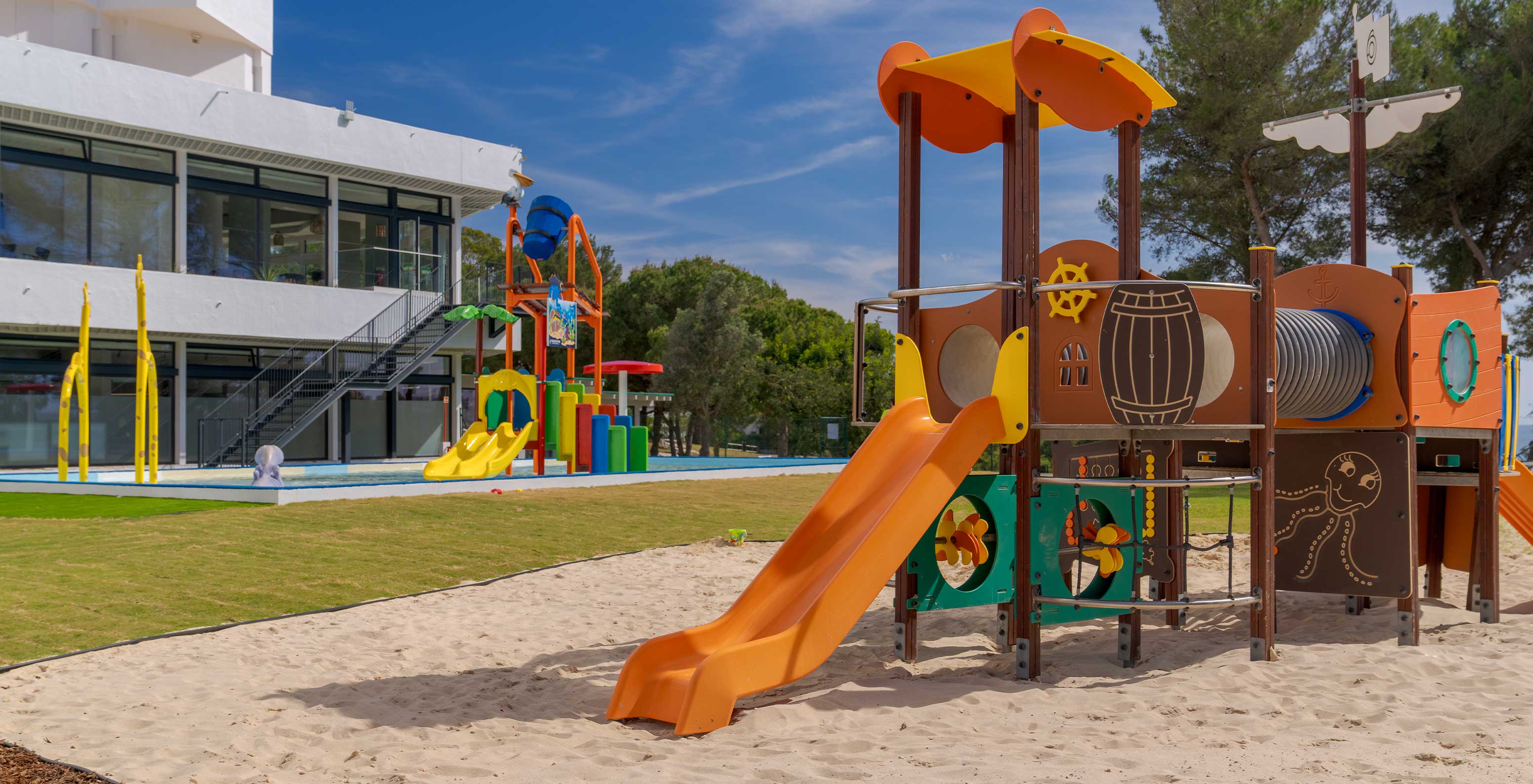 O Pestana Blue Alvor Beach, hotel 5 estrelas com piscina e perto da praia, tem escorregas no exterior para crianças brincarem