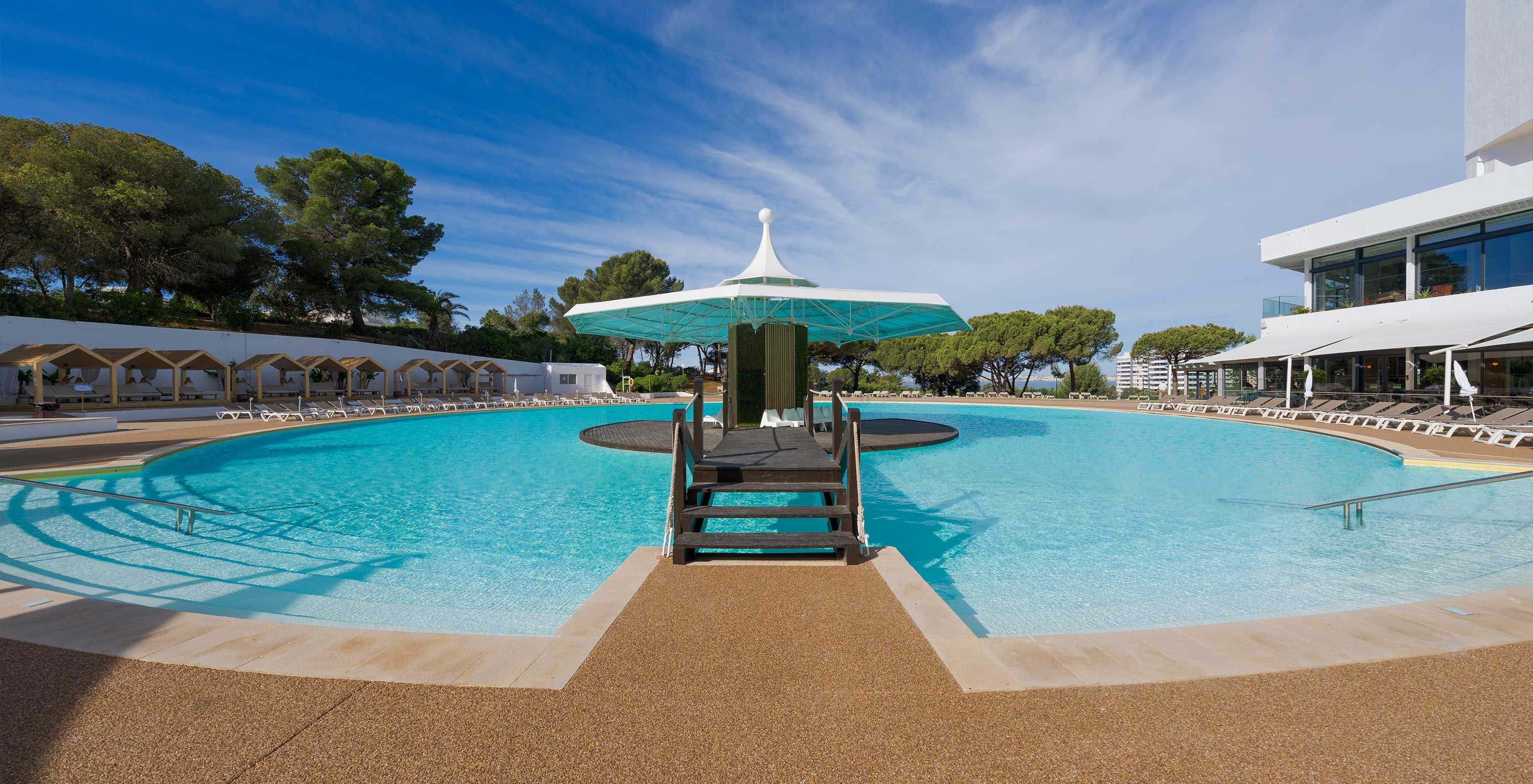 O Pestana Blue Alvor Beach é um hotel 5 estrelas perto da praia e tem três piscinas exteriores com várias espreguiçadeiras