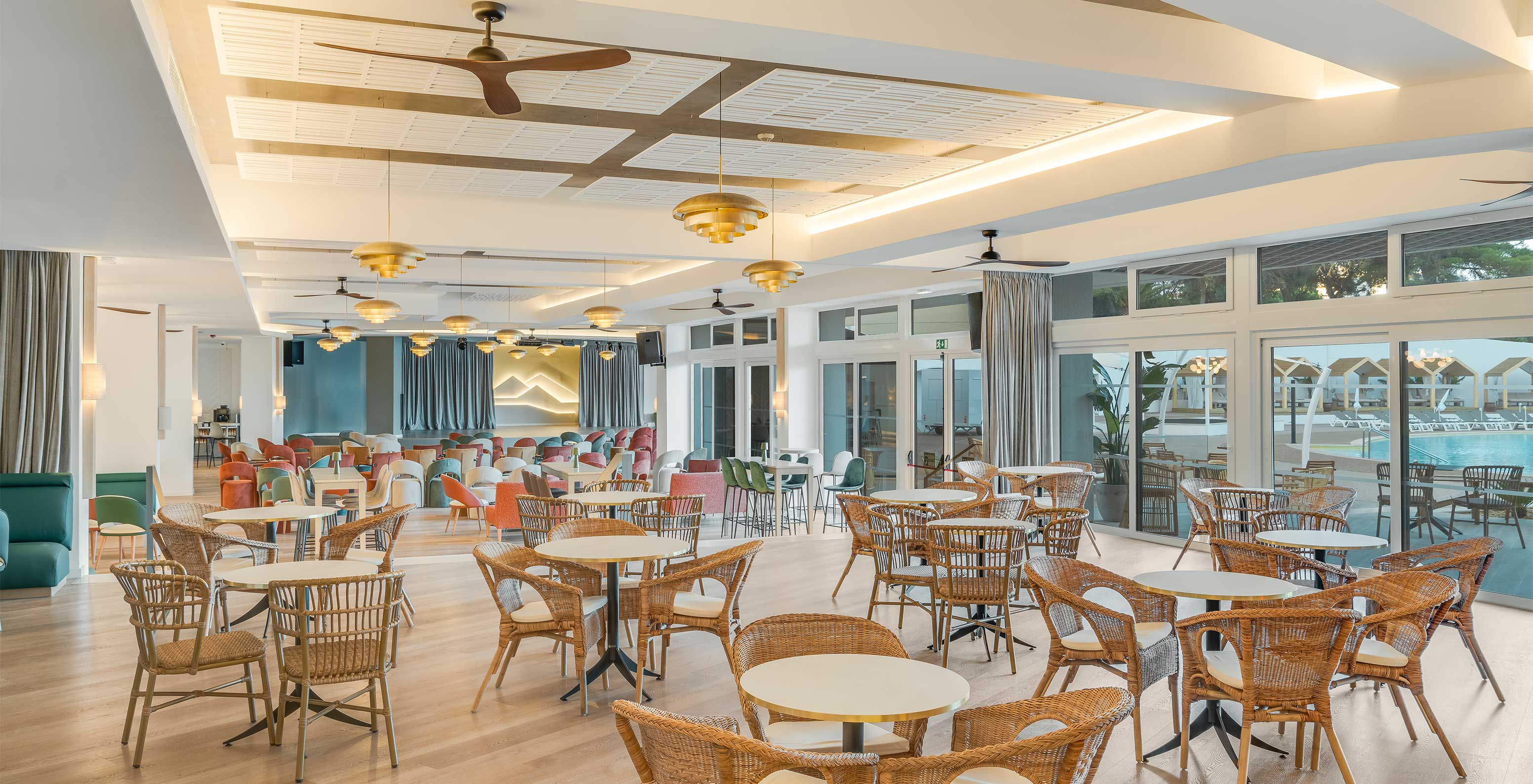 O bar Coral, do Hotel Tudo Incluído no Algarve, tem muita luz natural e várias mesas para se sentar e beber uma bebida fresca