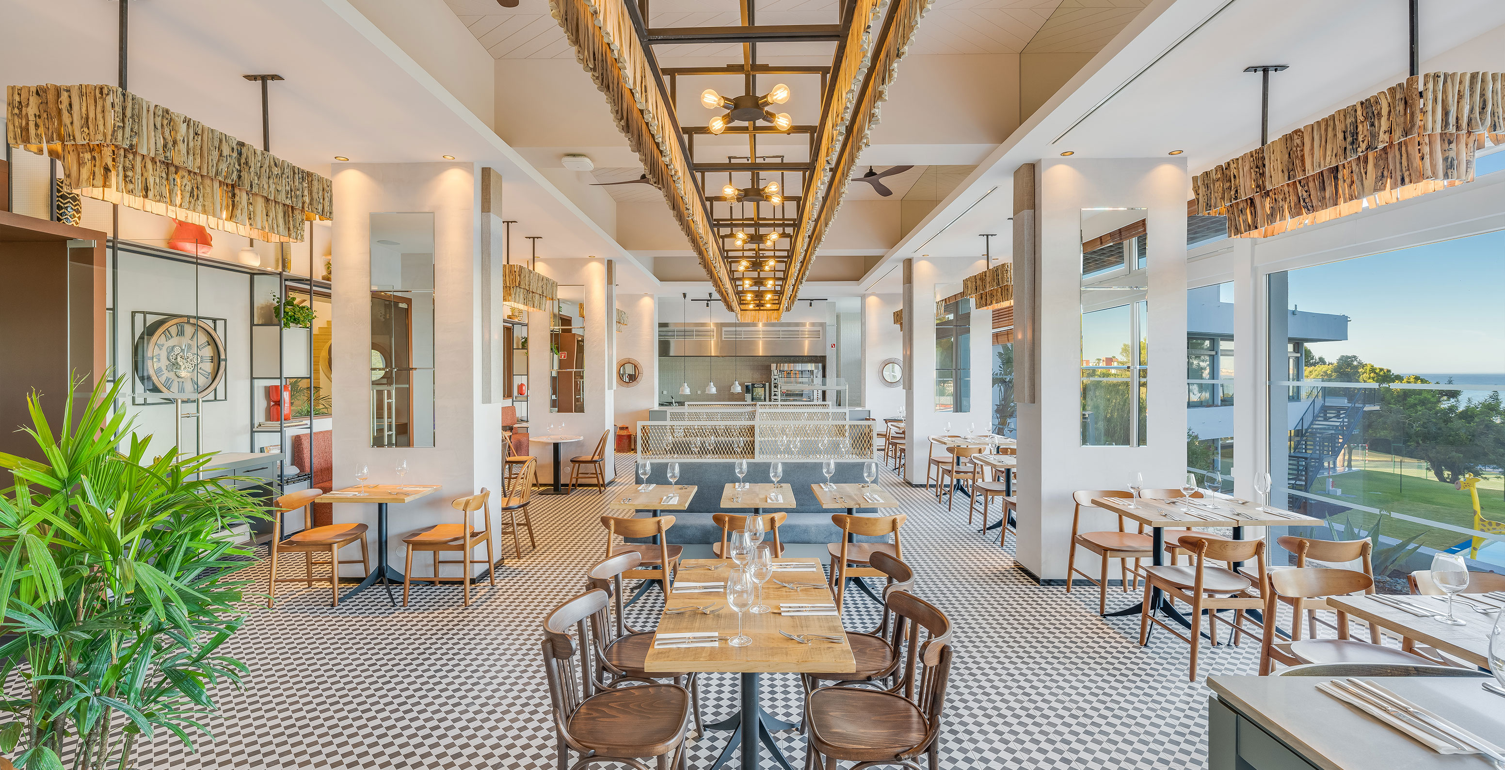 O restaurante Fuego, do Hotel Tudo Incluído no Algarve, tem uma decoração moderna e várias mesas com vista jardim