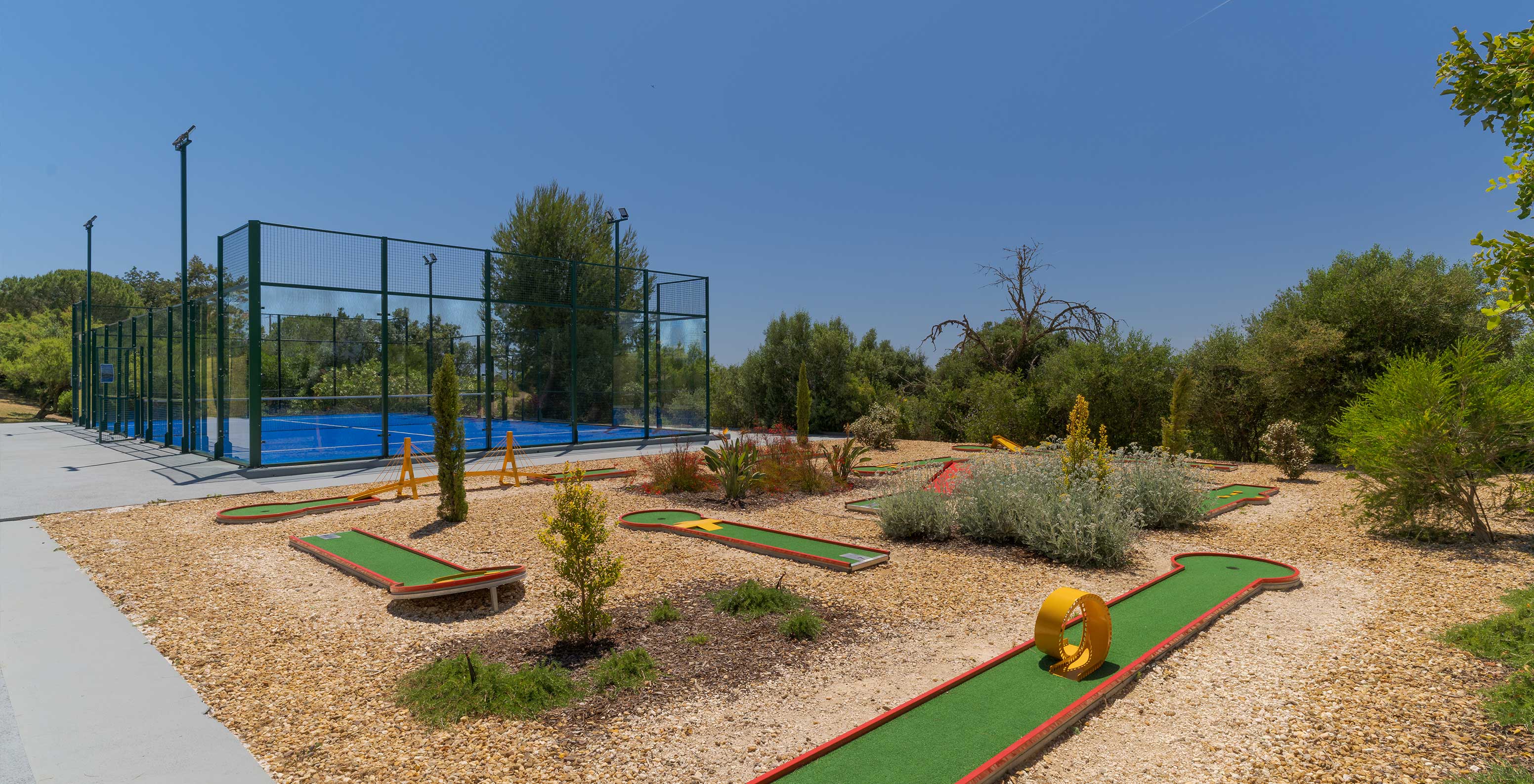 Vista exterior do edifício do Pestana Blue Alvor Beach, que tem um campo de padel e um campo de mini golfe