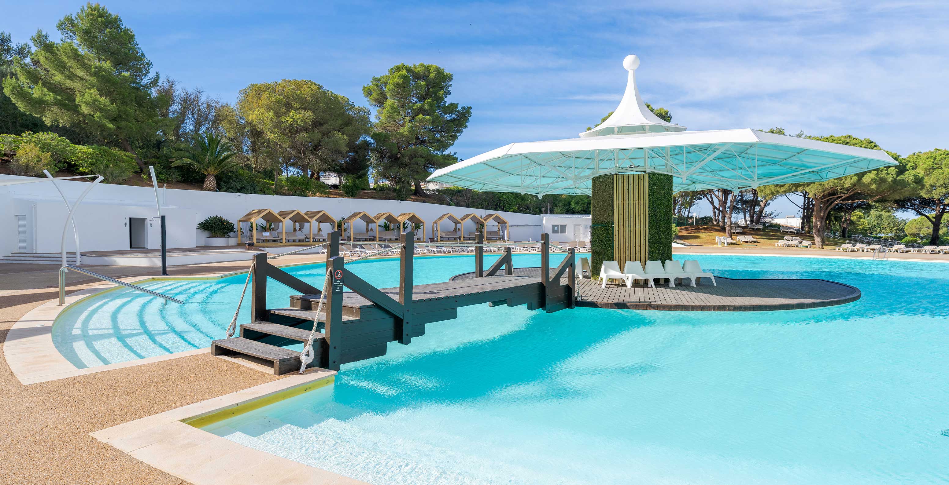 Vista da piscina exterior do Pestana Blue Alvor Beach, um hotel tudo incluído no Algarve