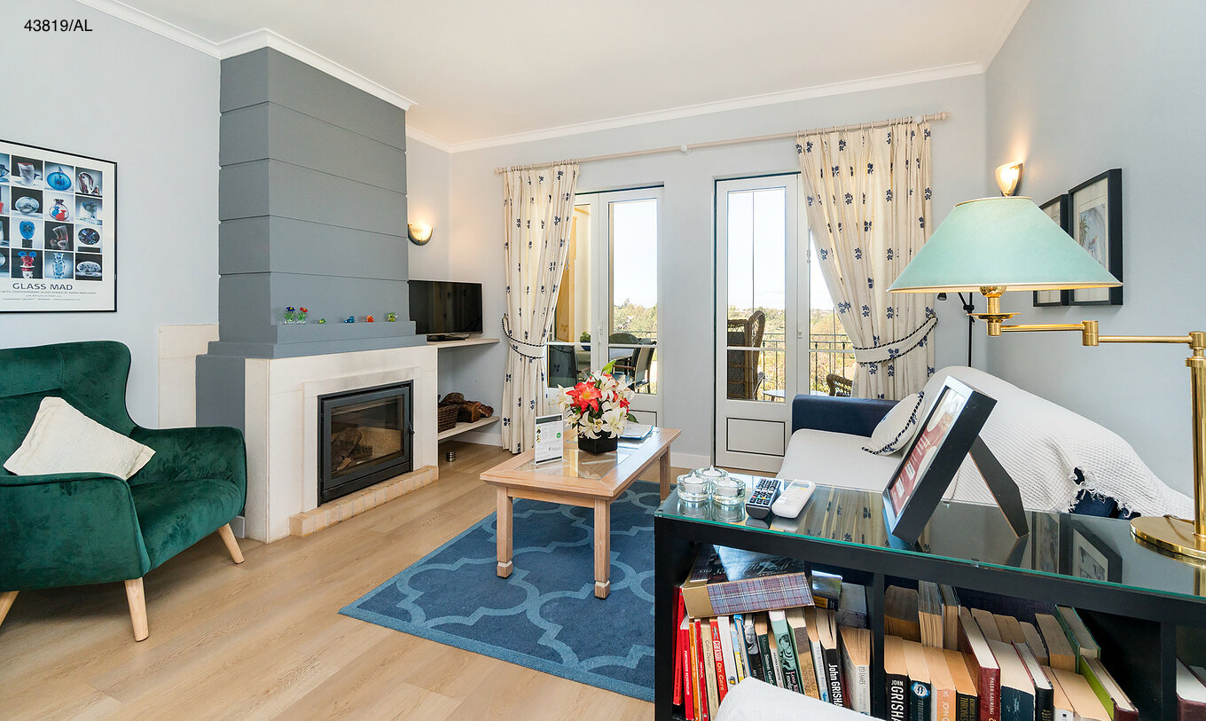 O Apartamento T1 Superior do Pestana Carvoeiro Golfe tem uma sala de estar com uma lareira, um sofá, mesas de apoio