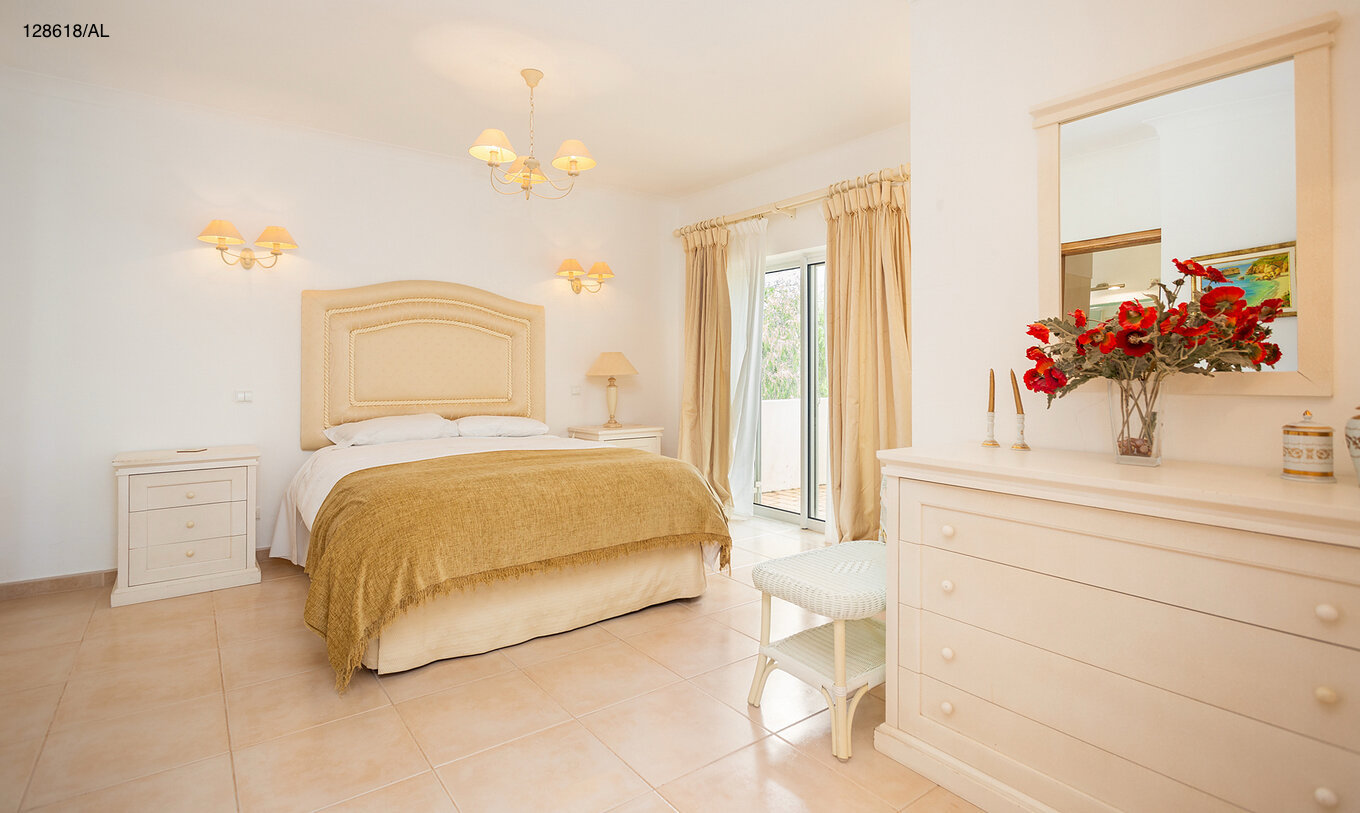 A Moradia V3 Superior do Pestana Carvoeiro Golfe tem um quarto com cama de casal, espelhos e janela com varanda