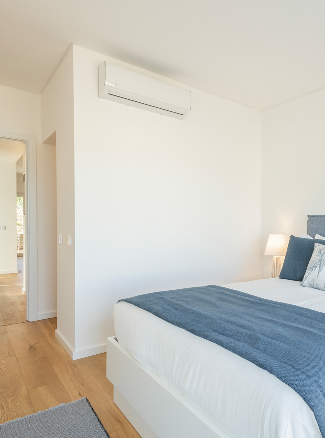 A First Floor 3 Bedroom Apartment - 4 Adults do Pestana Valley Nature Village tem uma cama de casal e um ar condicionado
