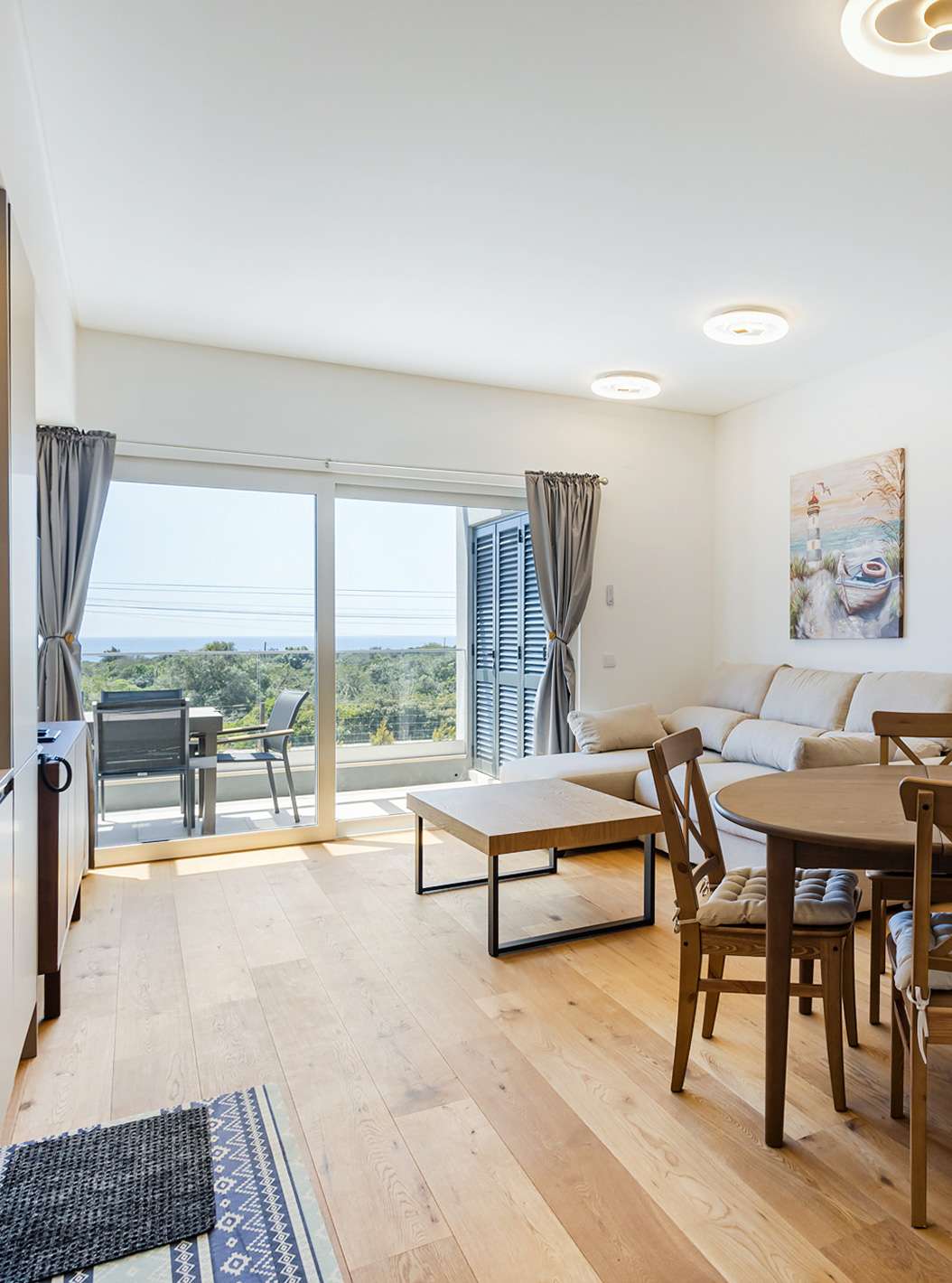 A First Floor 3 Bedroom Apartment - 4 Adults do Pestana Valley Nature Village tem uma mesa de jantar, um sofá e vista