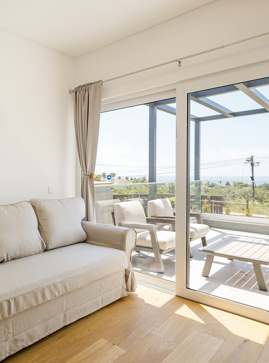 A First Floor 3 Bedroom Apartment - 4 Adults do Pestana Valley Nature Village tem um sofá e uma vista para a natureza
