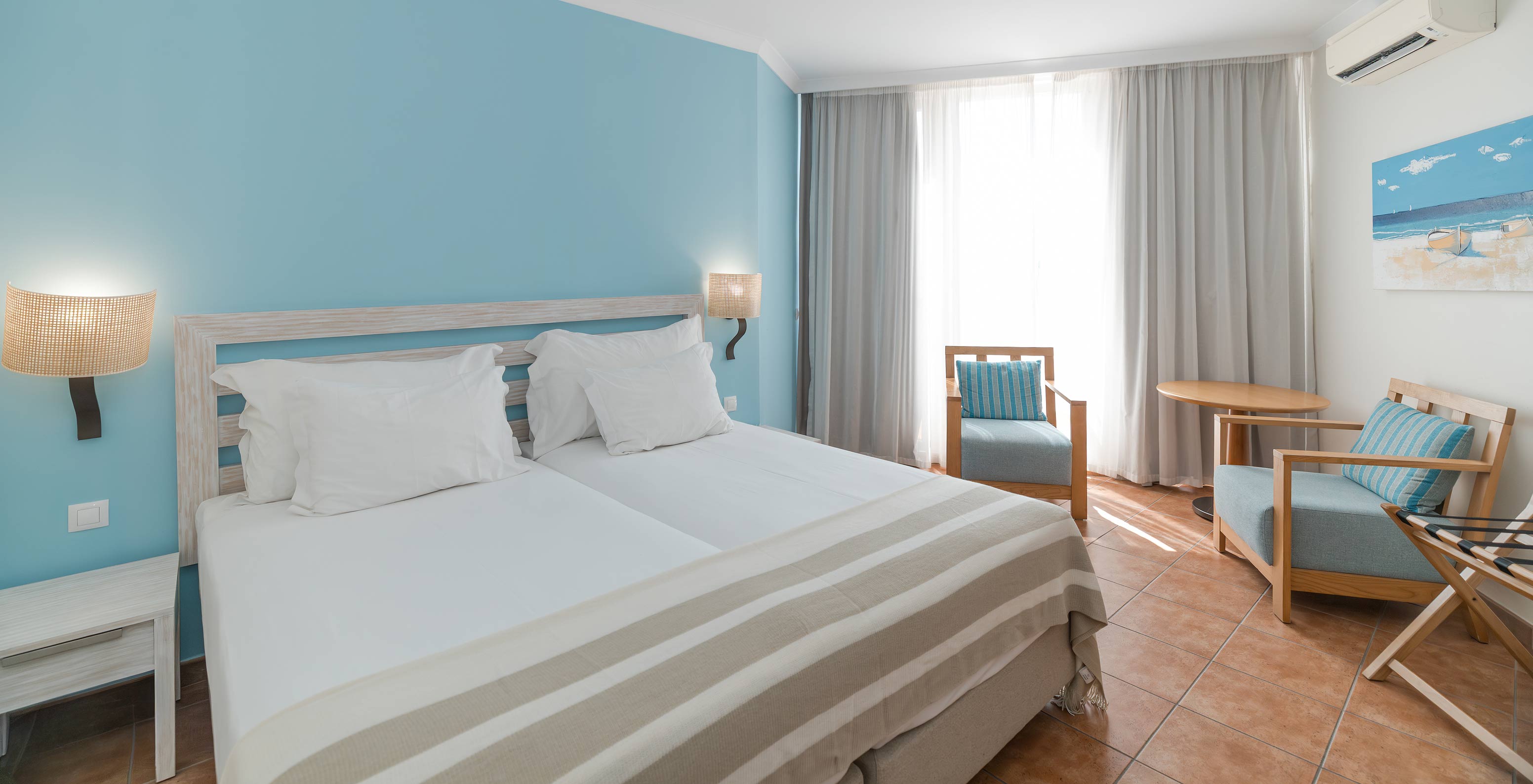 O Deluxe do Pestana Viking tem duas camas individuais, duas poltronas confortáveis, ar condicionado e uma janela grande