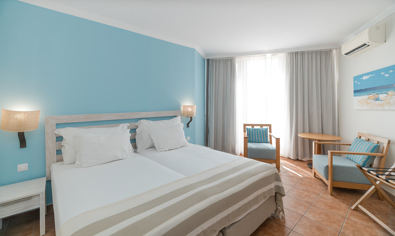 O Deluxe do Pestana Viking tem duas camas individuais, duas poltronas confortáveis, ar condicionado e uma janela grande