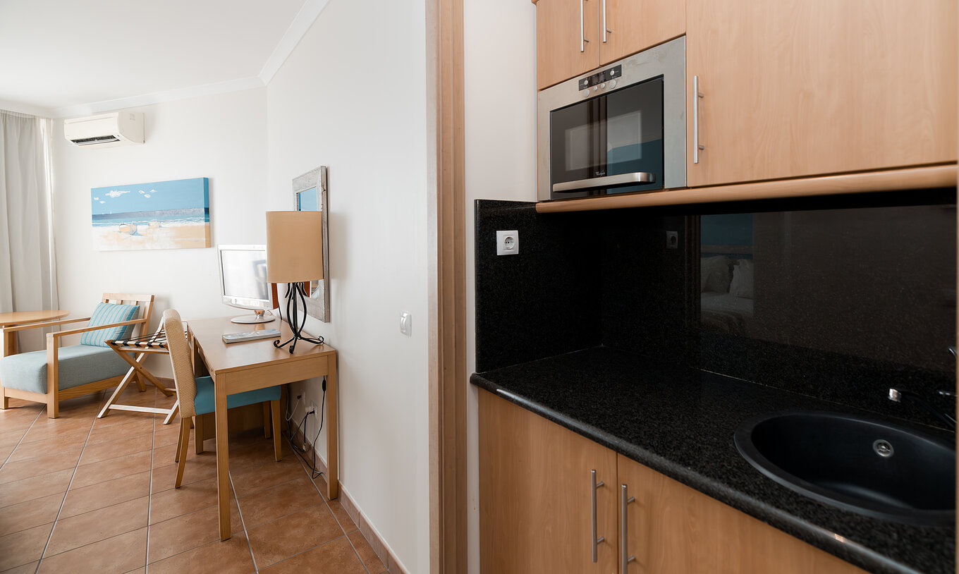 O Deluxe do Pestana Viking tem uma secretária e uma pequena cozinha, equipada com microondas e vários armários