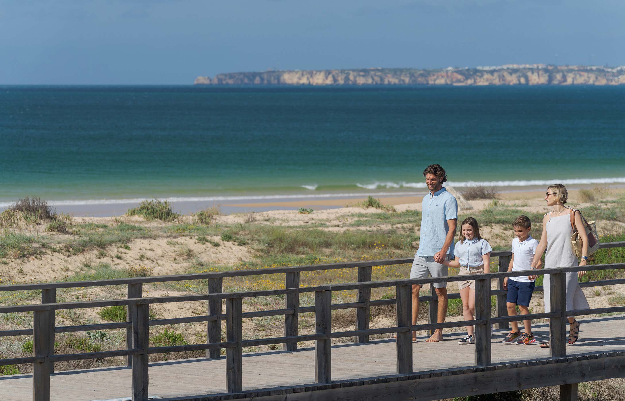 Os Passadiços de Alvor, no Algarve, destacam-se pela sua beleza natural e ligação única entre mar e estuário