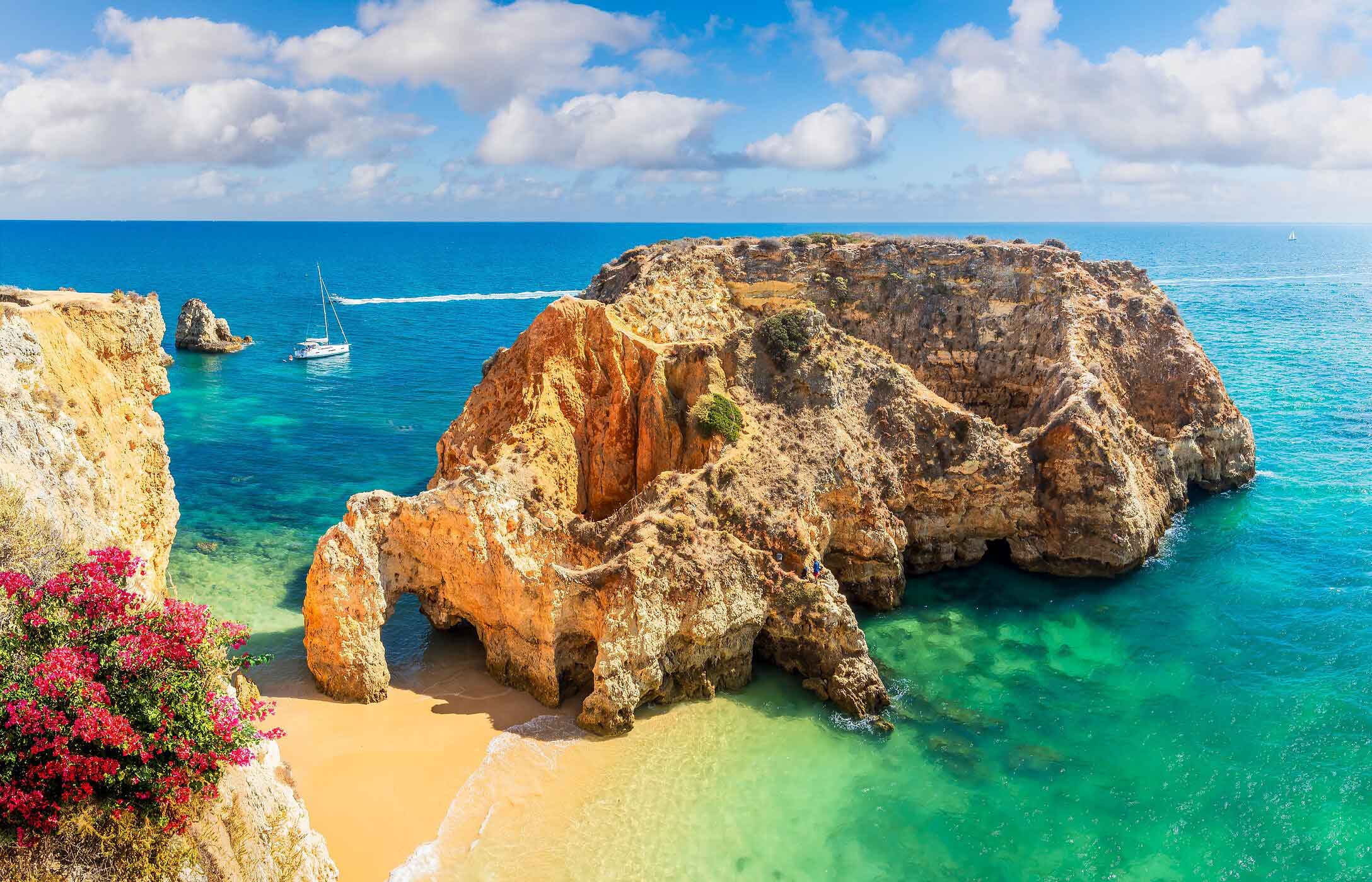 A Praia João de Arens, no Algarve, encanta com o seu alvor sereno e paisagem costeira recortada