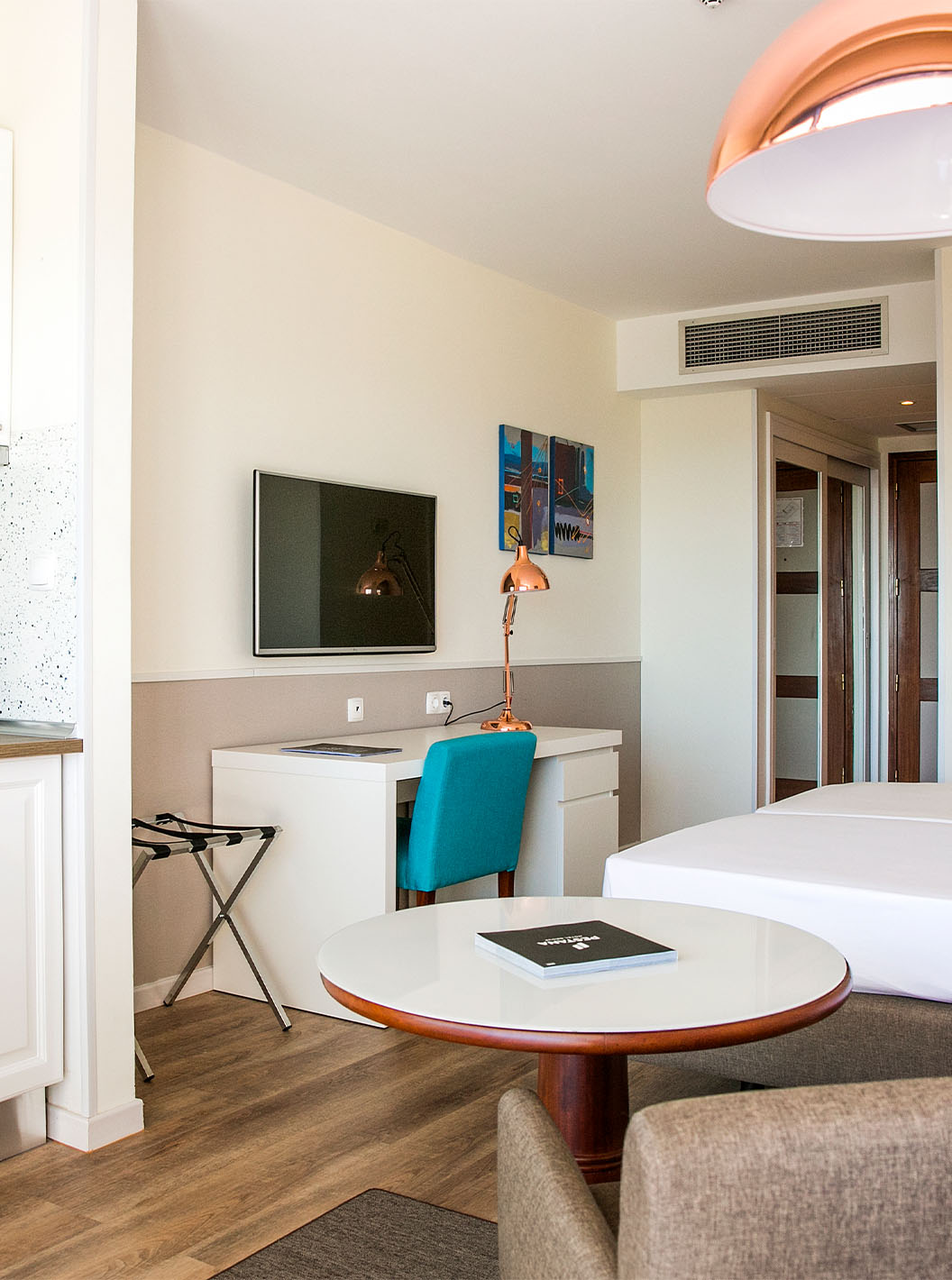 O quarto Deluxe do Pestana Cascais conta com duas camas individuais, televisão, secretária e kitchenette