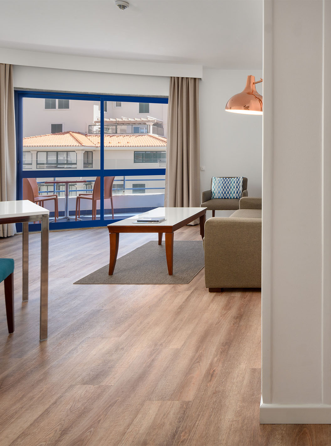 A Suite Deluxe Vista Mar do Pestana Cascais conta com uma sala de estar, com sofá, mesa de centro e varanda